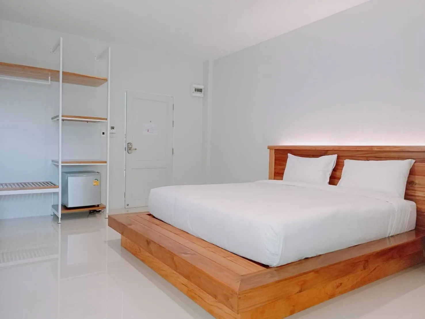 Photo of the whole room, Bed in Greenish Hotel