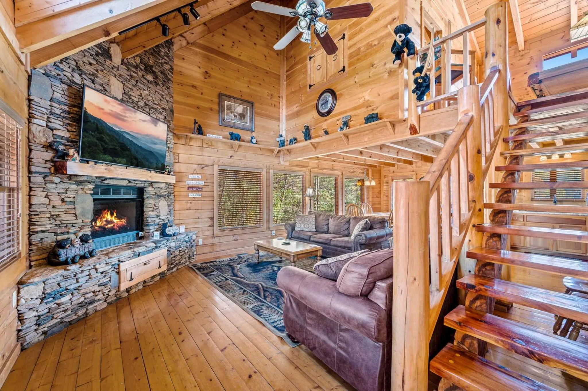 Bearfoot Pines - True Log Cabin - Wi-Fi, Hot Tub, Fishing, Deck with views! - Mins to PF