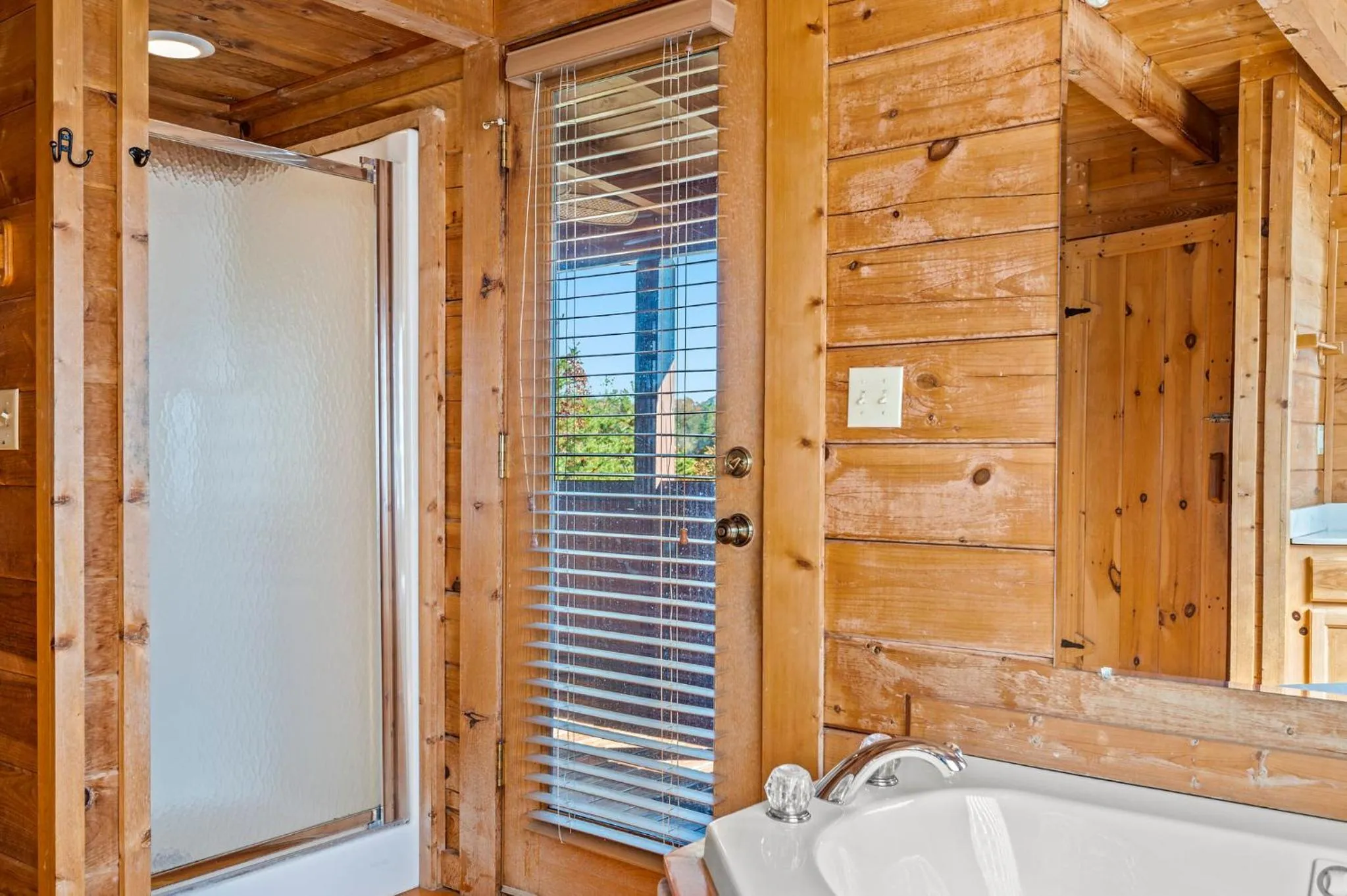 Bearfoot Pines - True Log Cabin - Wi-Fi, Hot Tub, Fishing, Deck with views! - Mins to PF