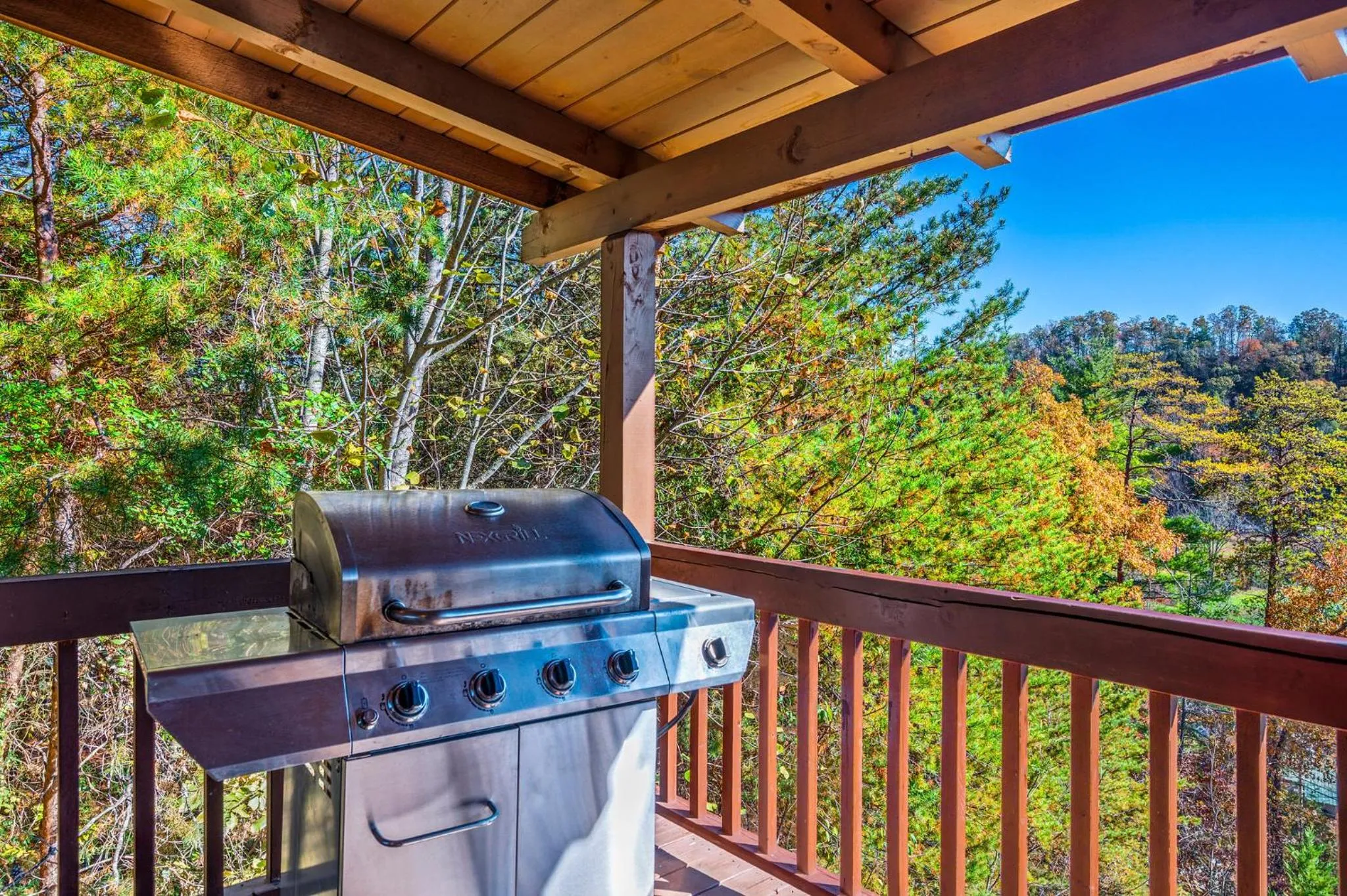 Bearfoot Pines - True Log Cabin - Wi-Fi, Hot Tub, Fishing, Deck with views! - Mins to PF