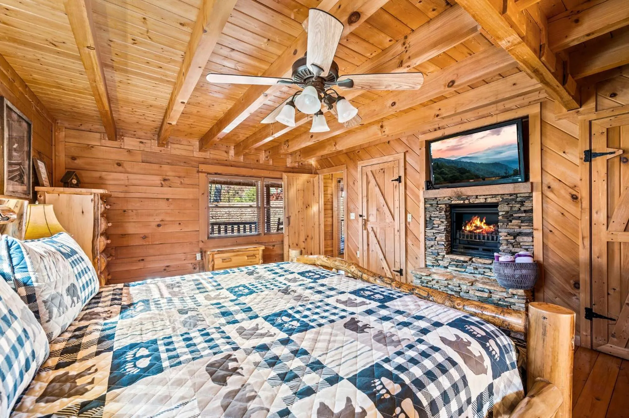 Bed in Bearfoot Pines - True Log Cabin - Wi-Fi, Hot Tub, Fishing, Deck with views! - Mins to PF
