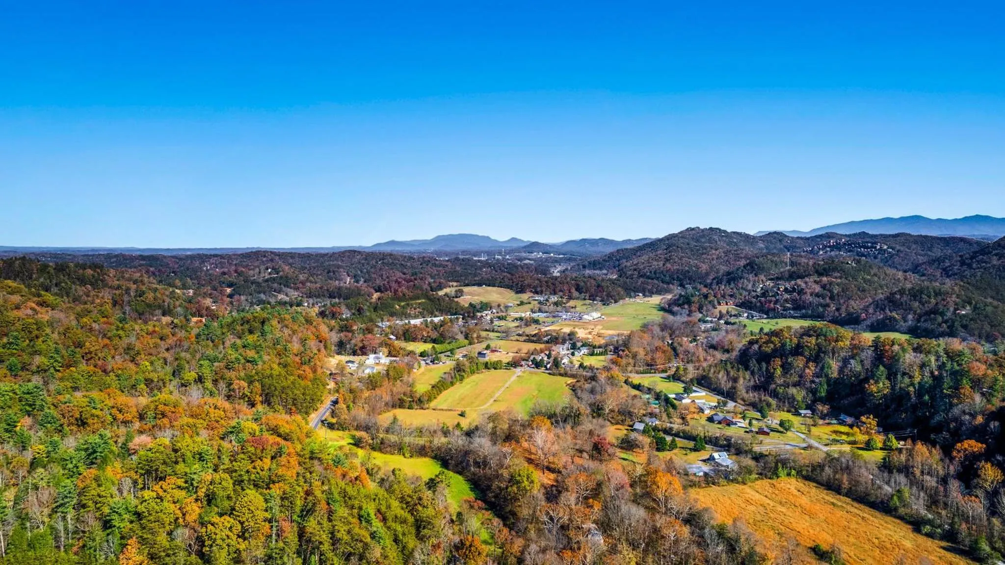 Bearfoot Pines - True Log Cabin - Wi-Fi, Hot Tub, Fishing, Deck with views! - Mins to PF