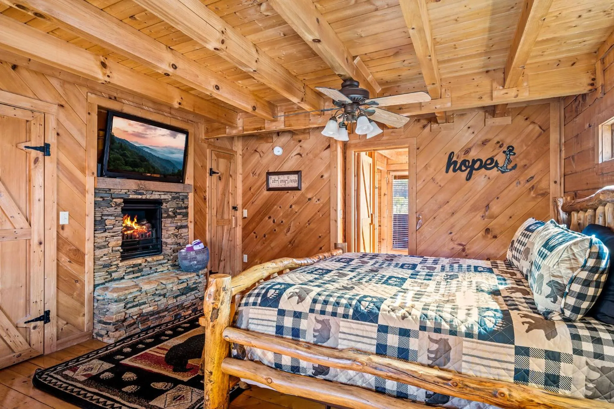 Bed in Bearfoot Pines - True Log Cabin - Wi-Fi, Hot Tub, Fishing, Deck with views! - Mins to PF