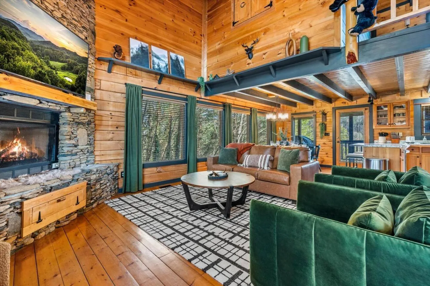 Bearfoot Pines - True Log Cabin - Wi-Fi, Hot Tub, Fishing, Deck with views! - Mins to PF