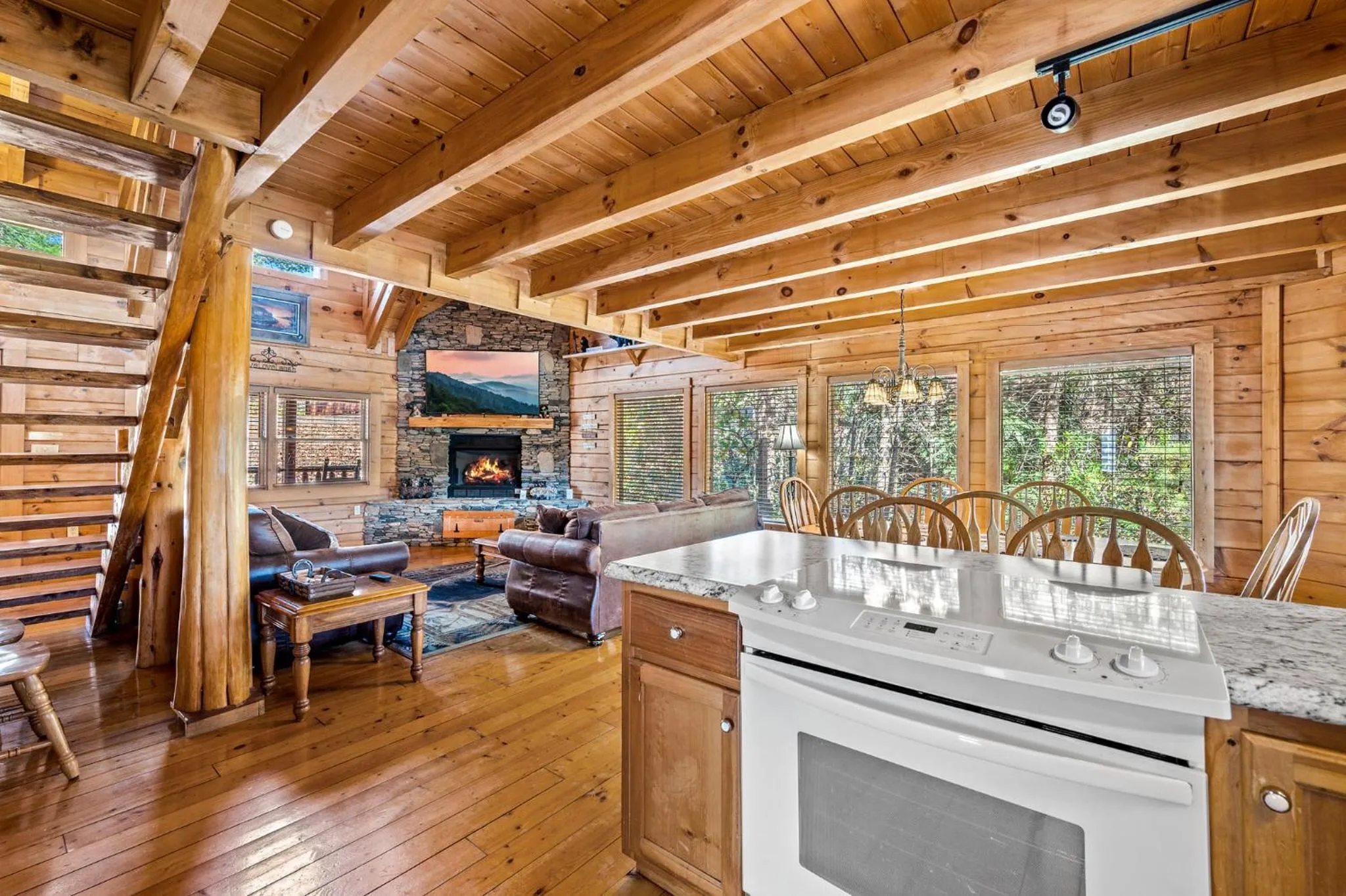Bearfoot Pines - True Log Cabin - Wi-Fi, Hot Tub, Fishing, Deck with views! - Mins to PF