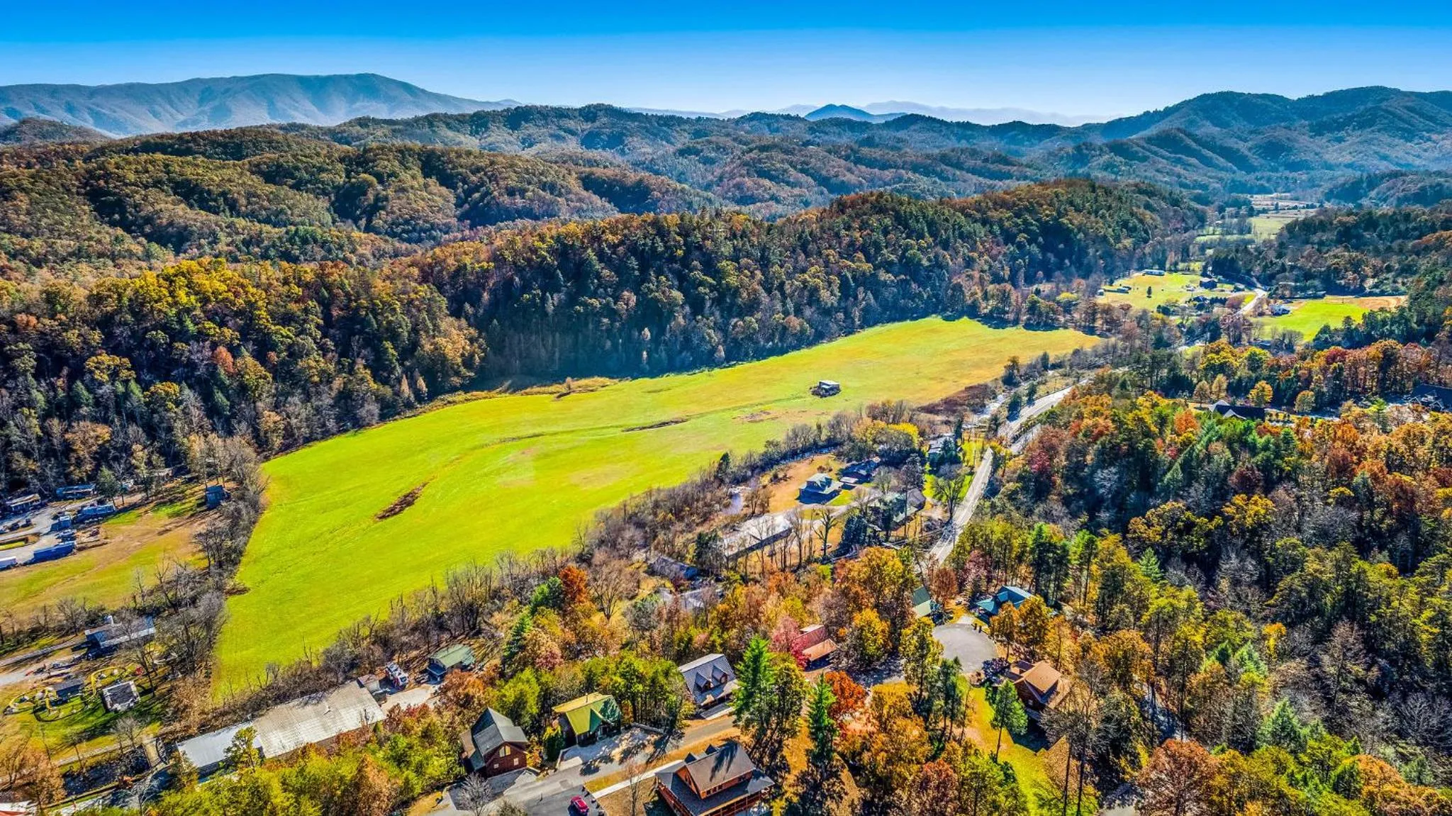 Bearfoot Pines - True Log Cabin - Wi-Fi, Hot Tub, Fishing, Deck with views! - Mins to PF