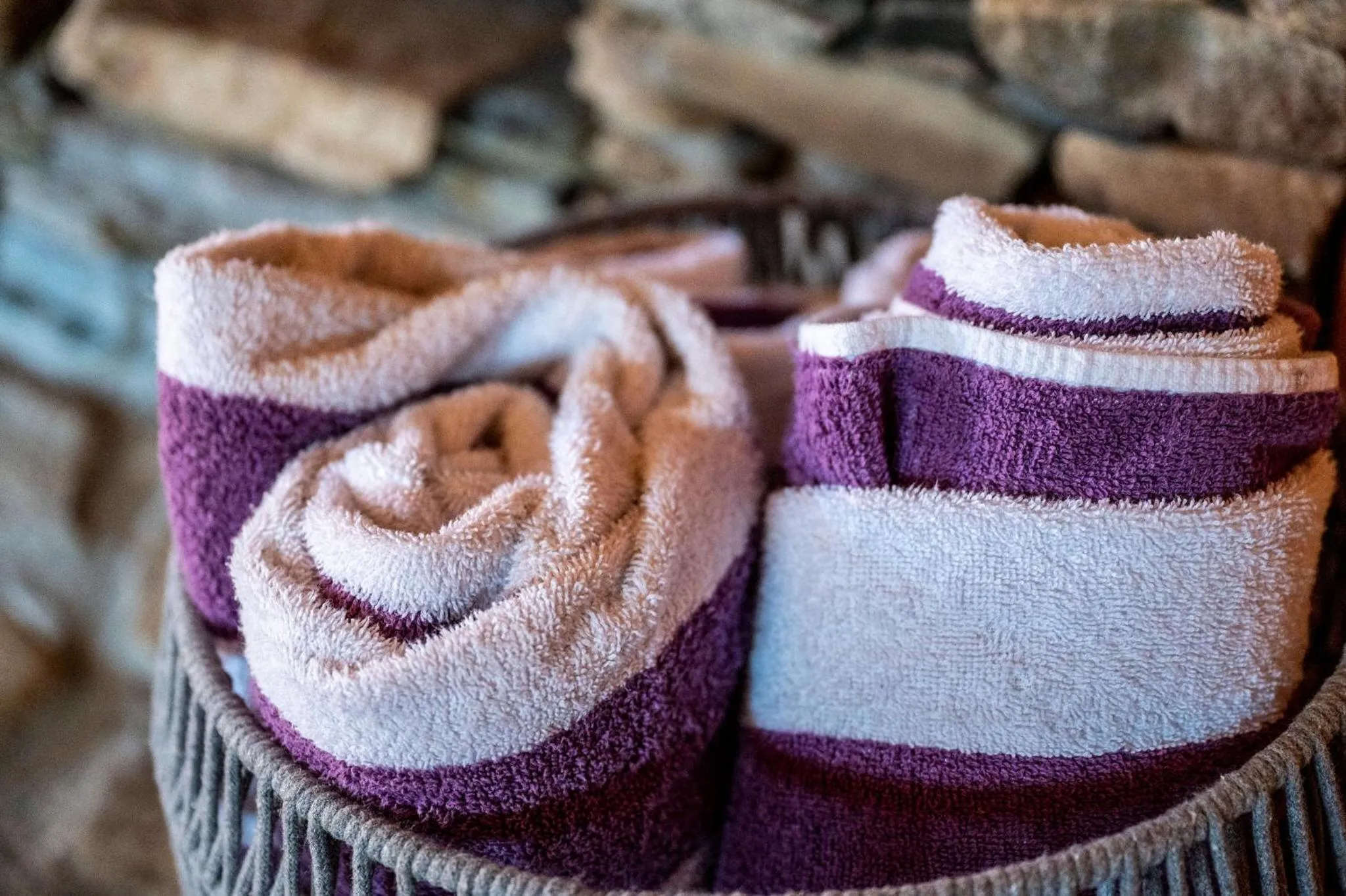 Bearfoot Pines - True Log Cabin - Wi-Fi, Hot Tub, Fishing, Deck with views! - Mins to PF