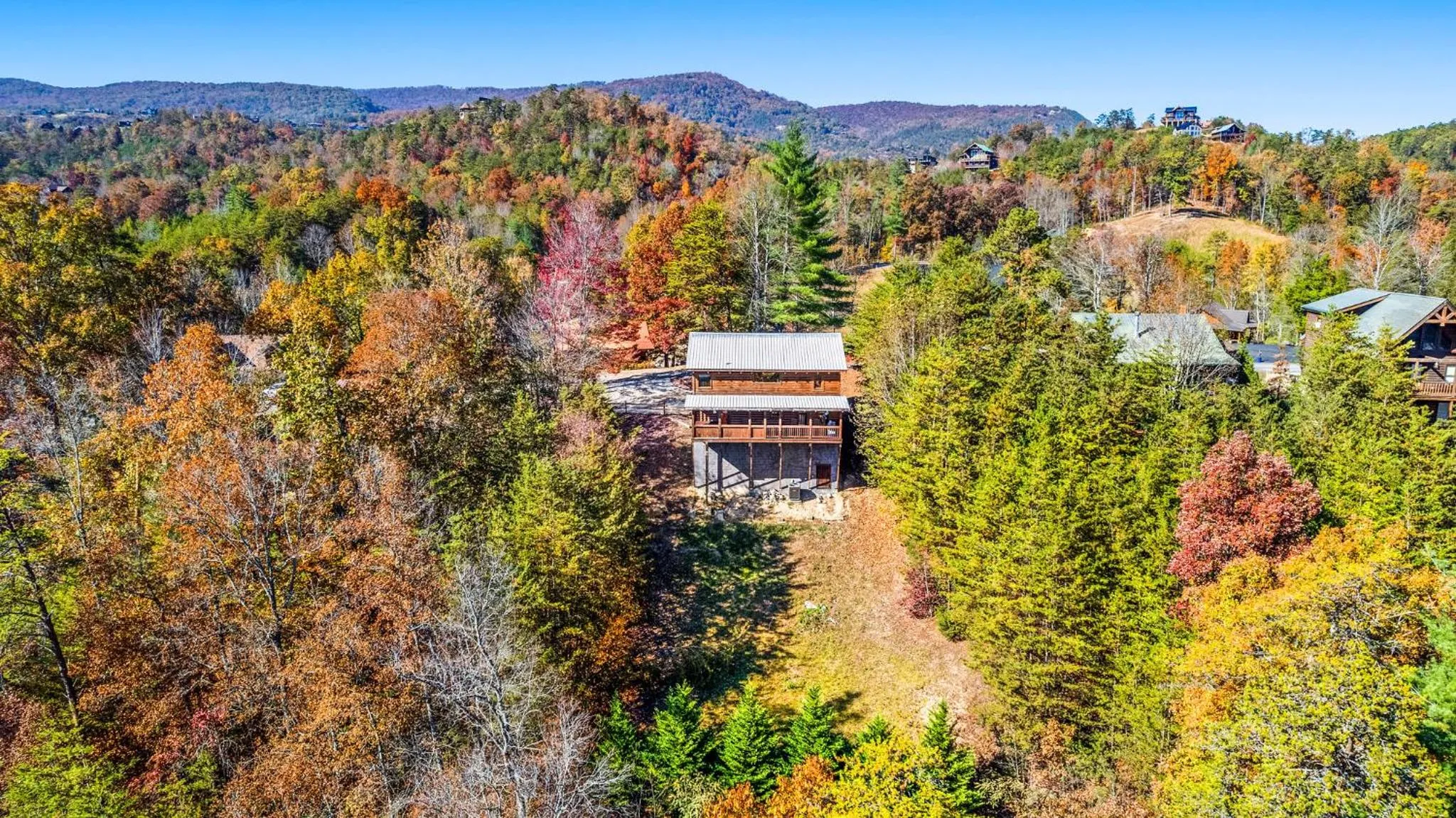 Bearfoot Pines - True Log Cabin - Wi-Fi, Hot Tub, Fishing, Deck with views! - Mins to PF