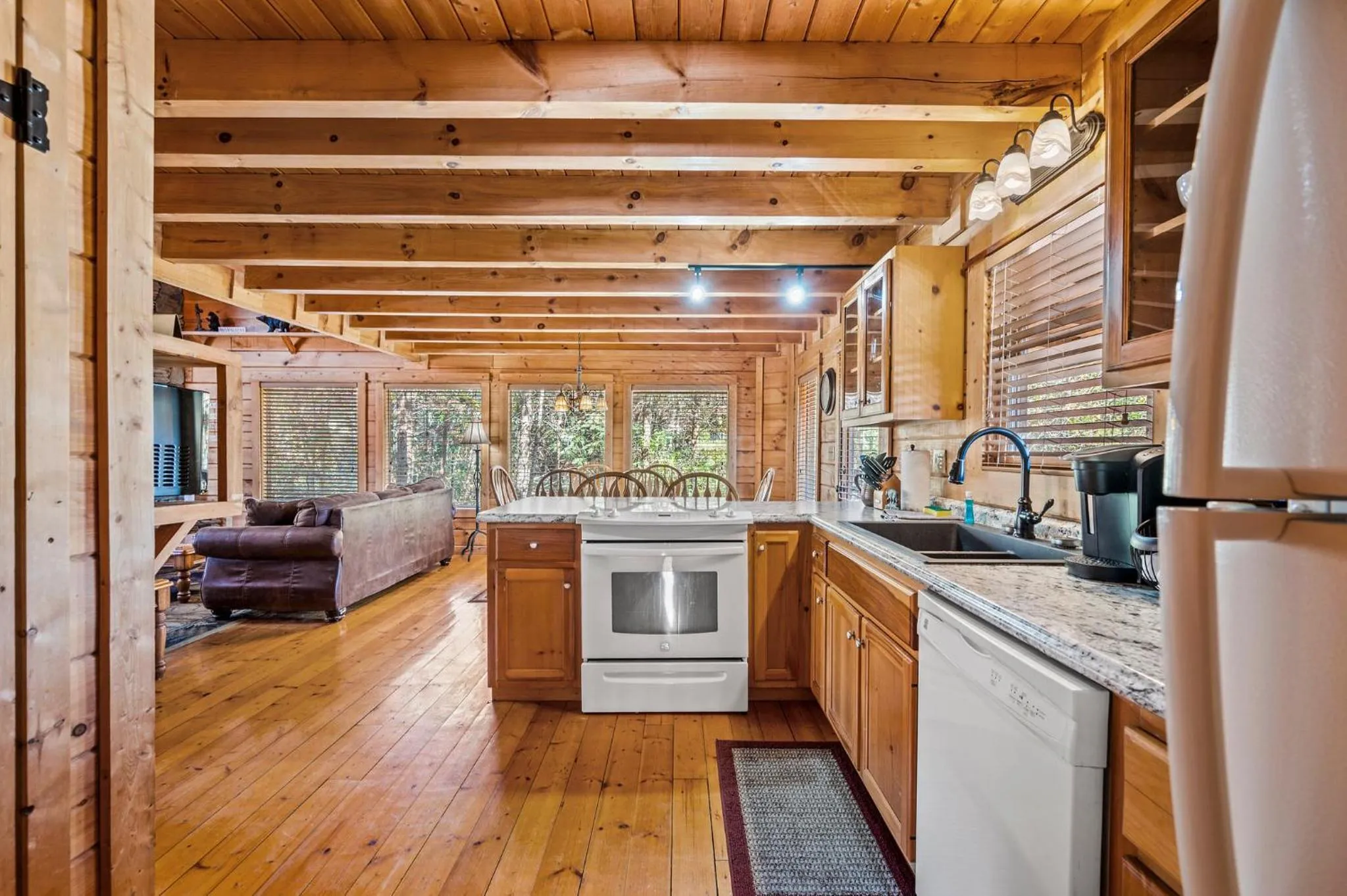 Bearfoot Pines - True Log Cabin - Wi-Fi, Hot Tub, Fishing, Deck with views! - Mins to PF