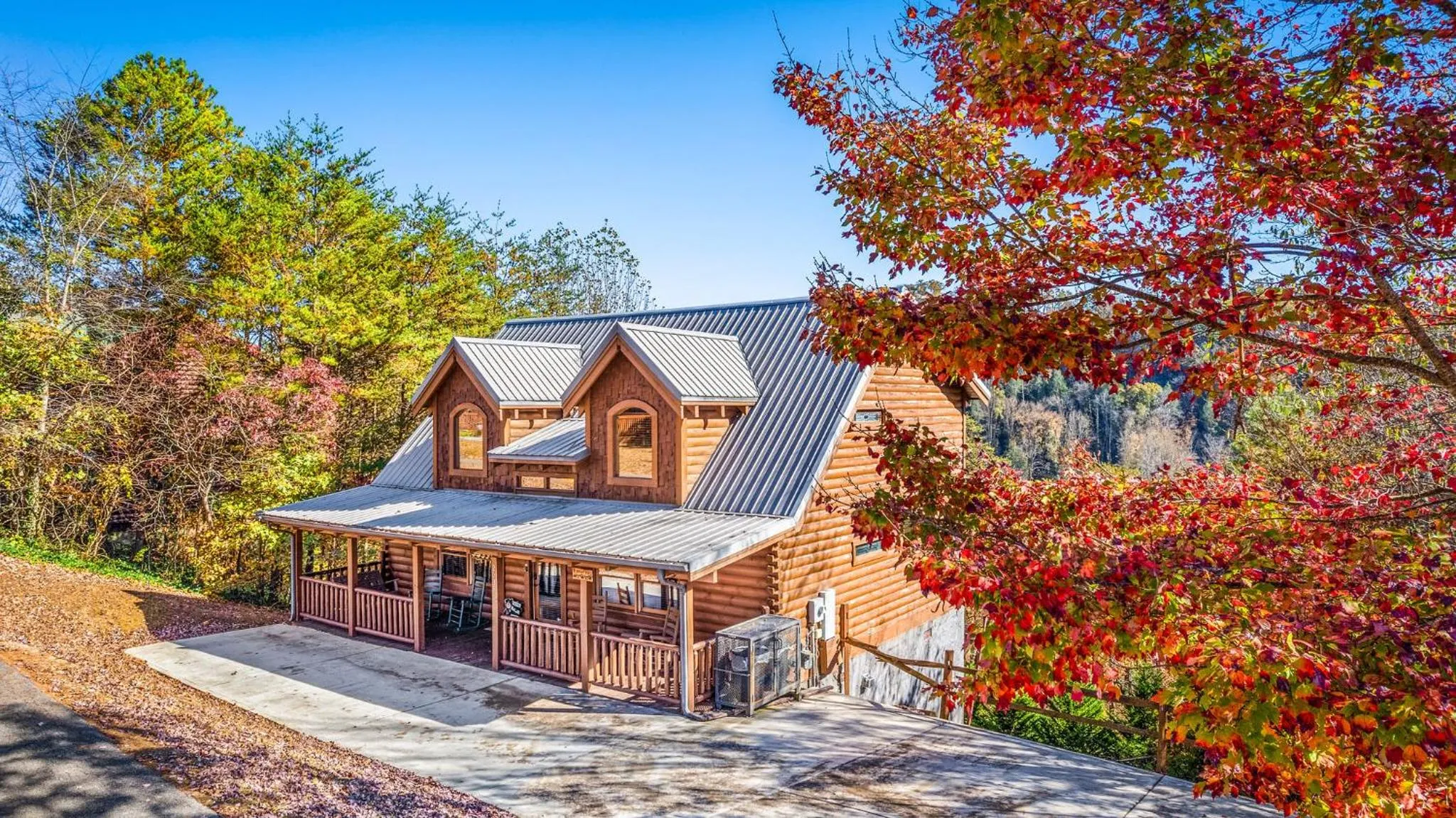 Bearfoot Pines - True Log Cabin - Wi-Fi, Hot Tub, Fishing, Deck with views! - Mins to PF