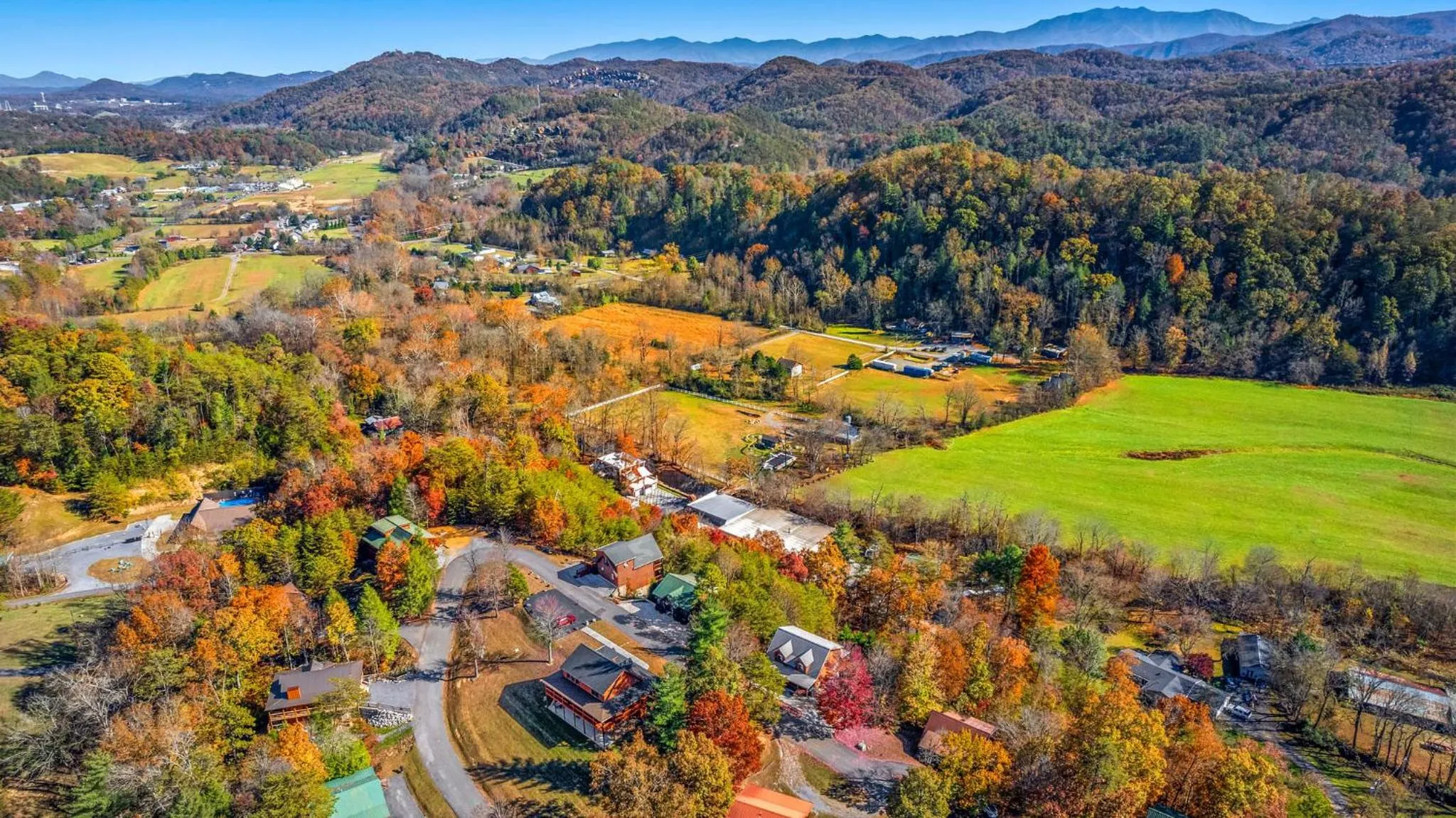 Bearfoot Pines - True Log Cabin - Wi-Fi, Hot Tub, Fishing, Deck with views! - Mins to PF