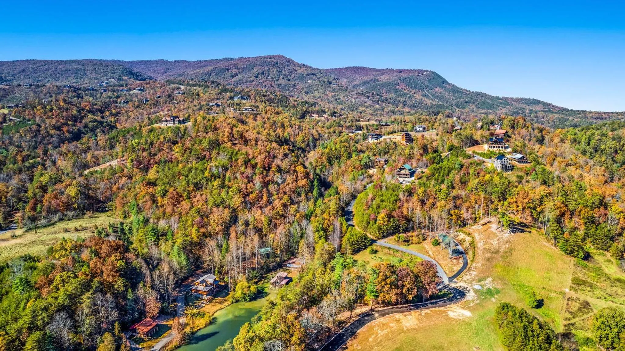 Bearfoot Pines - True Log Cabin - Wi-Fi, Hot Tub, Fishing, Deck with views! - Mins to PF