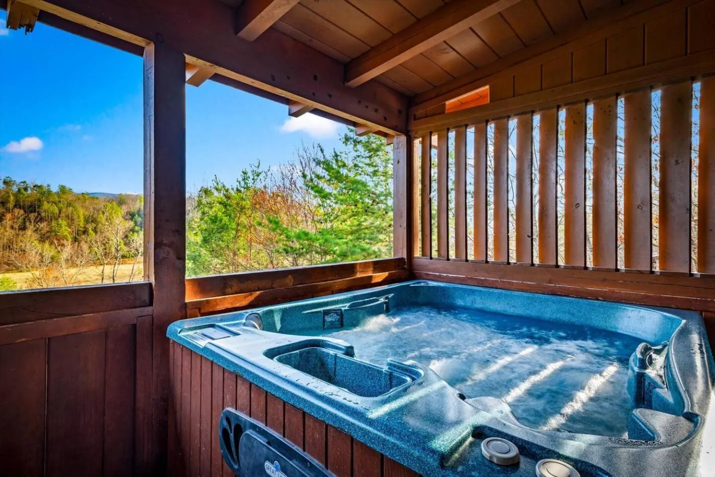 Bearfoot Pines - True Log Cabin - Wi-Fi, Hot Tub, Fishing, Deck with views! - Mins to PF