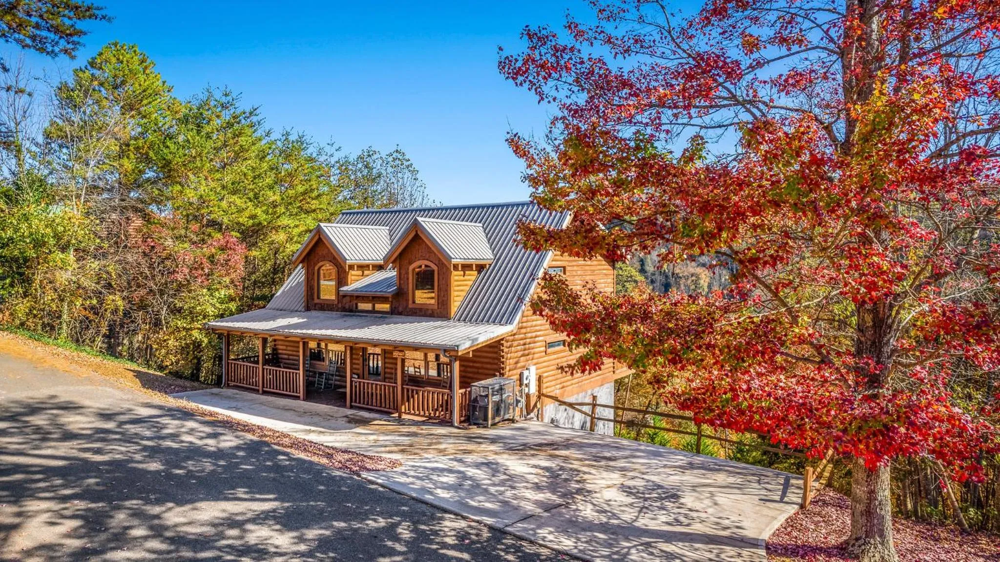 Bearfoot Pines - True Log Cabin - Wi-Fi, Hot Tub, Fishing, Deck with views! - Mins to PF