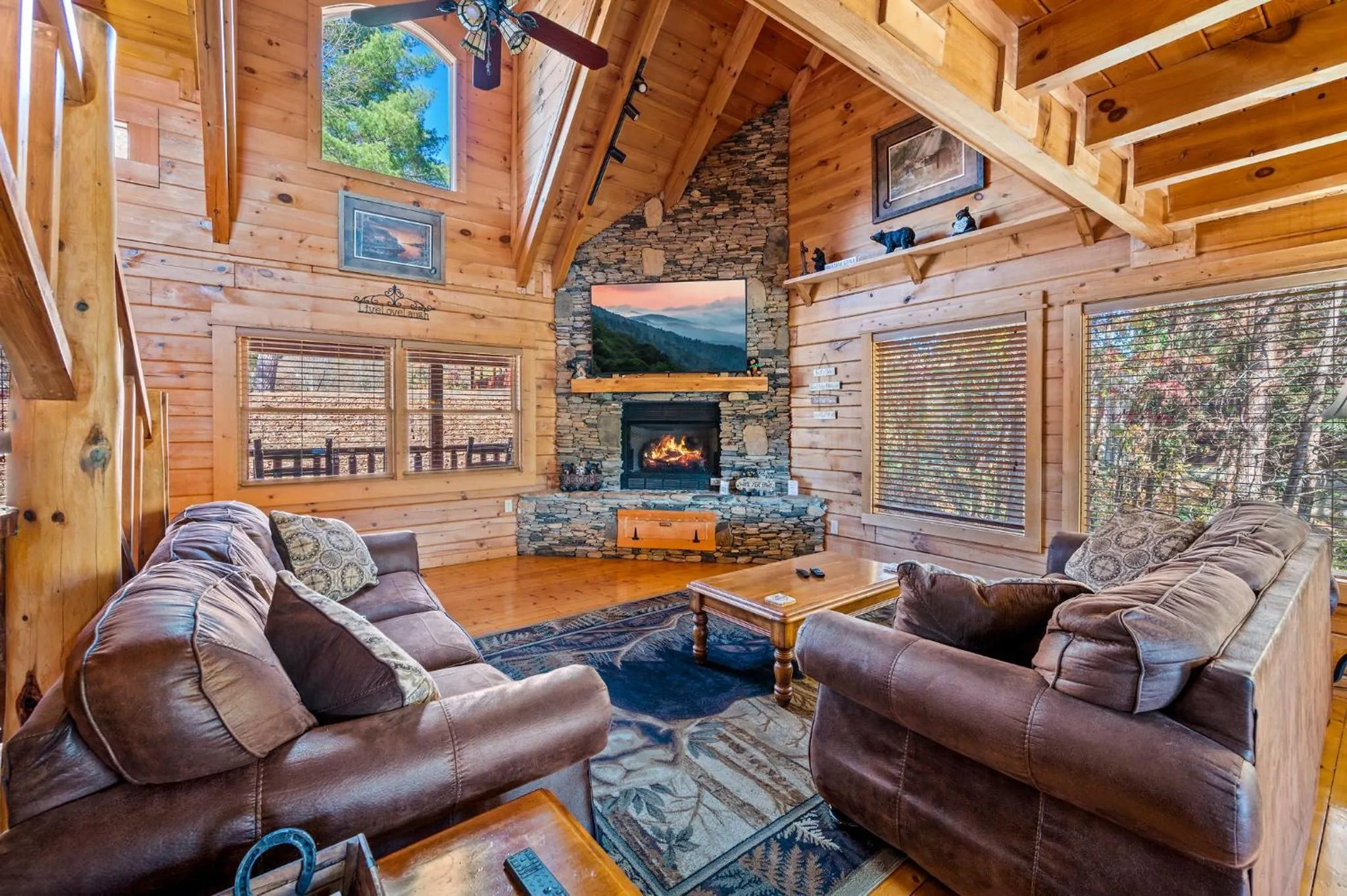 Bearfoot Pines - True Log Cabin - Wi-Fi, Hot Tub, Fishing, Deck with views! - Mins to PF