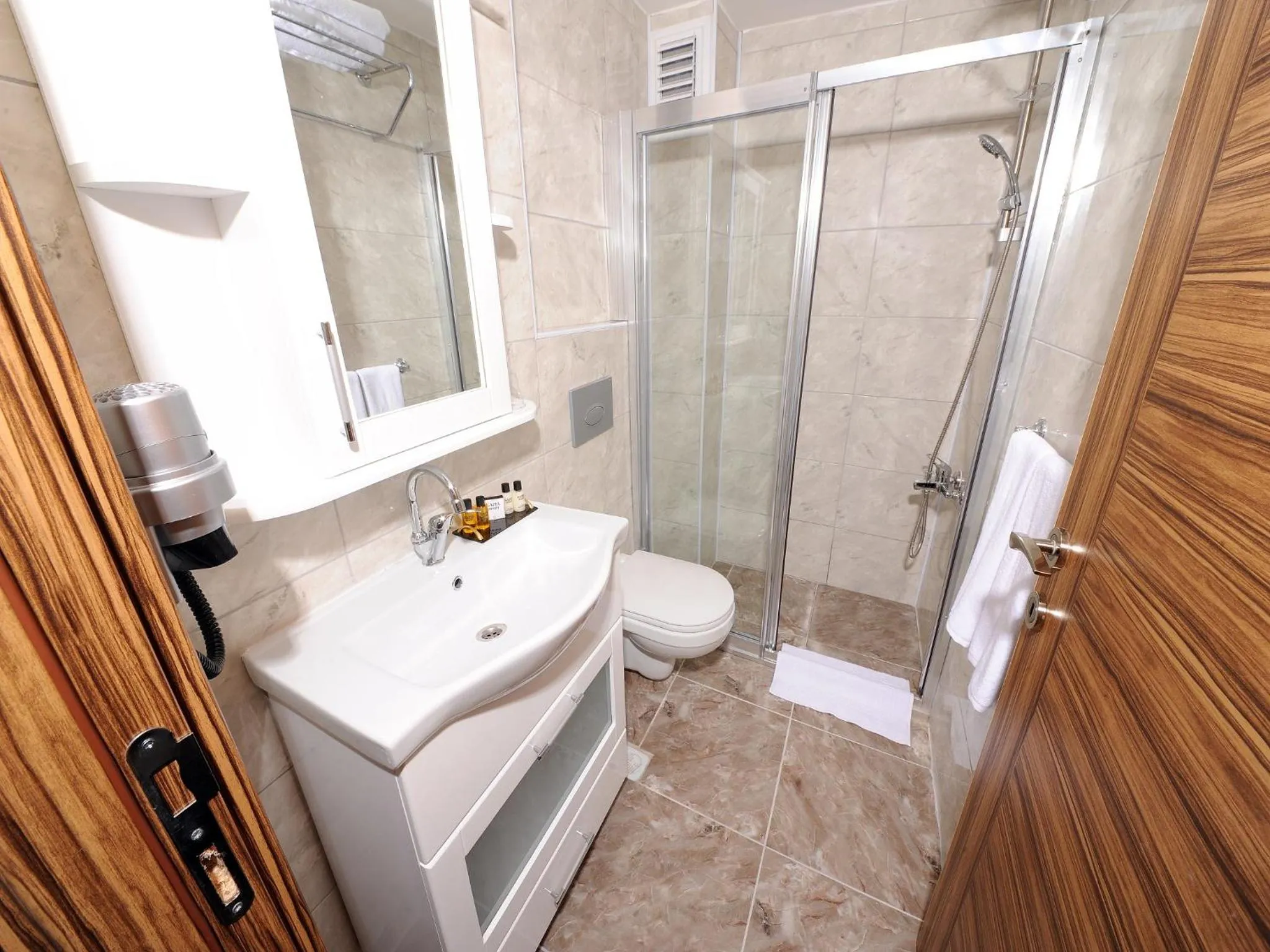 Shower in Gazel Suites Downtown