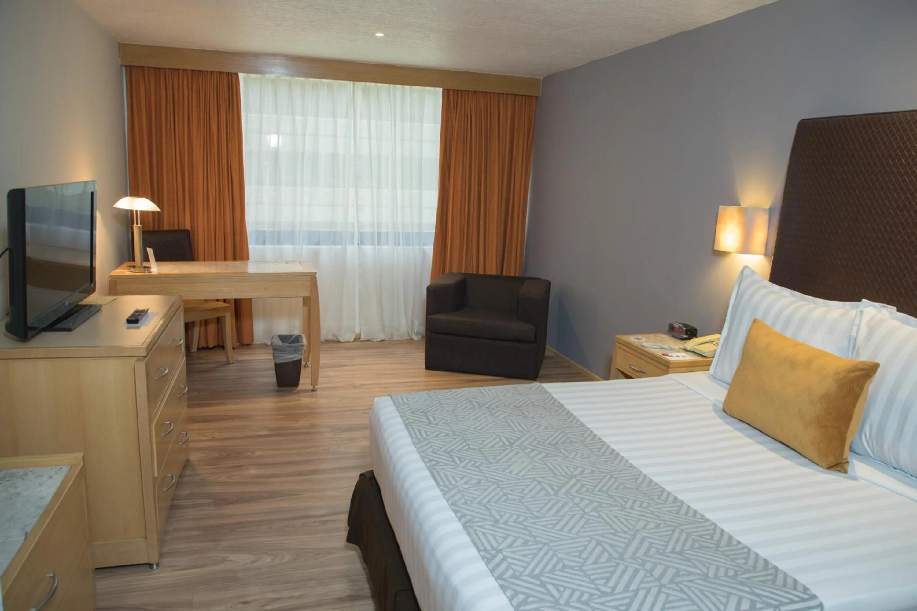 Photo of the whole room, Bed in Sevilla Palace