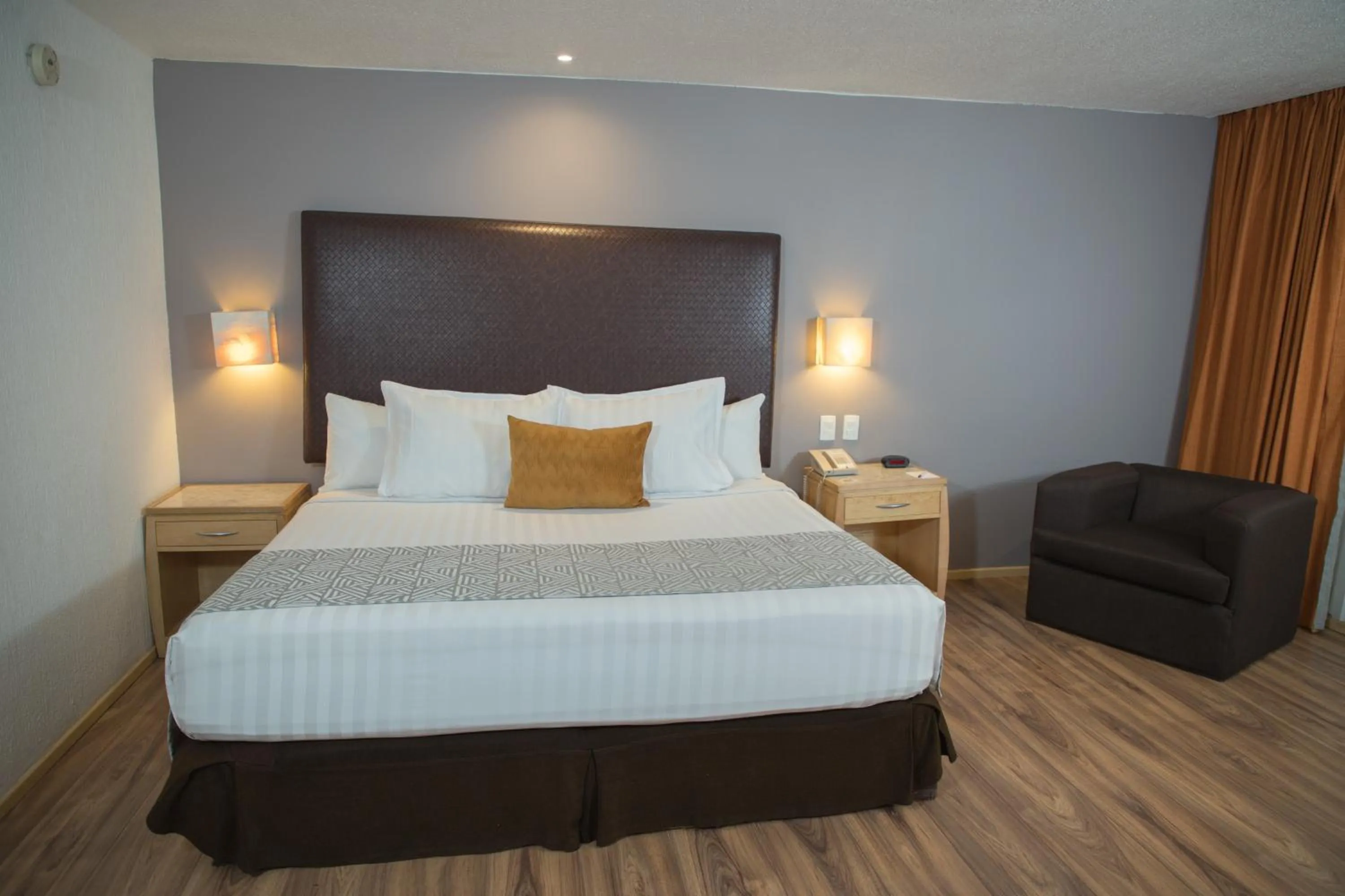 Photo of the whole room, Bed in Sevilla Palace