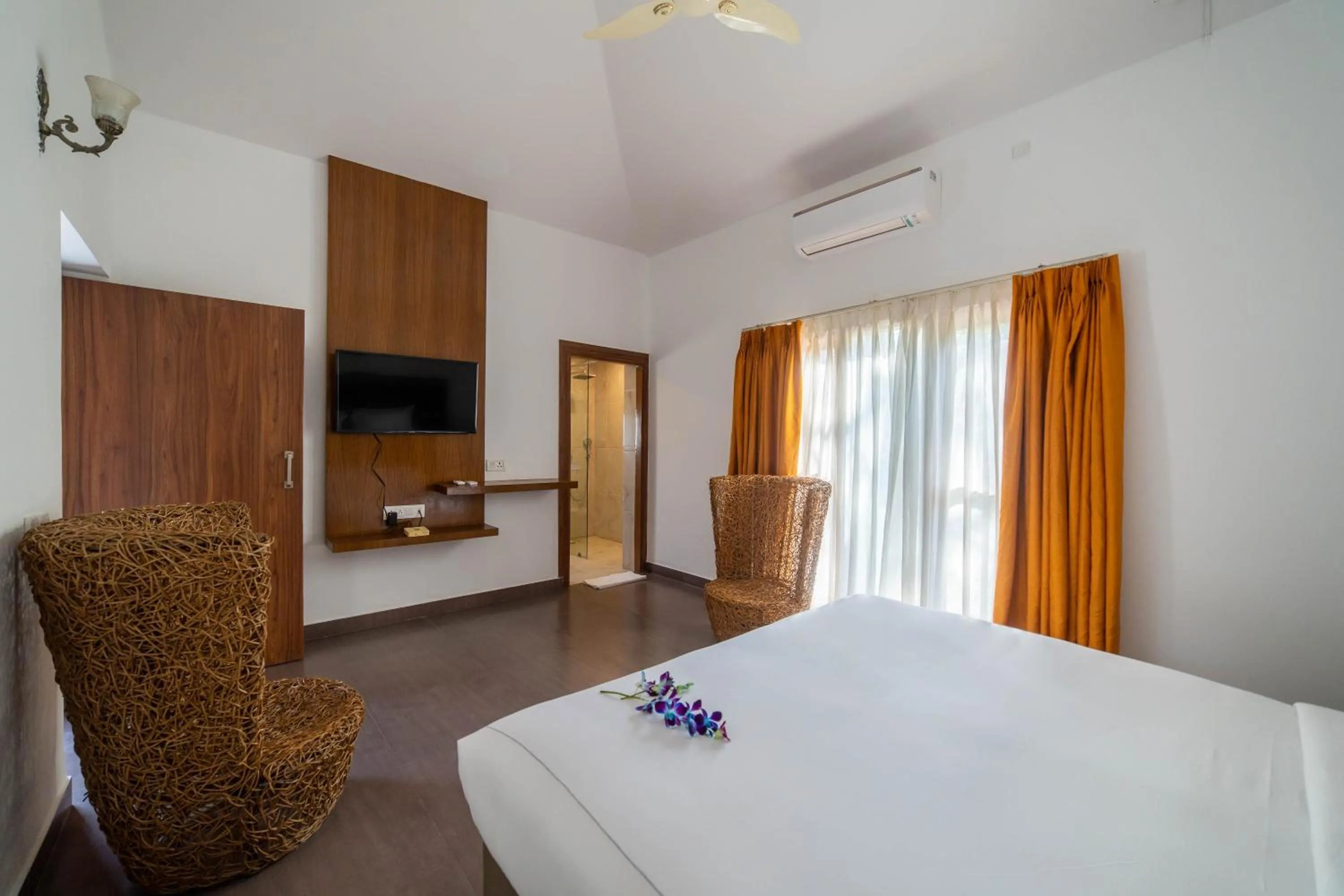 Photo of the whole room, Bed in Country Inn Tarika Riverside Resort Jim Corbett