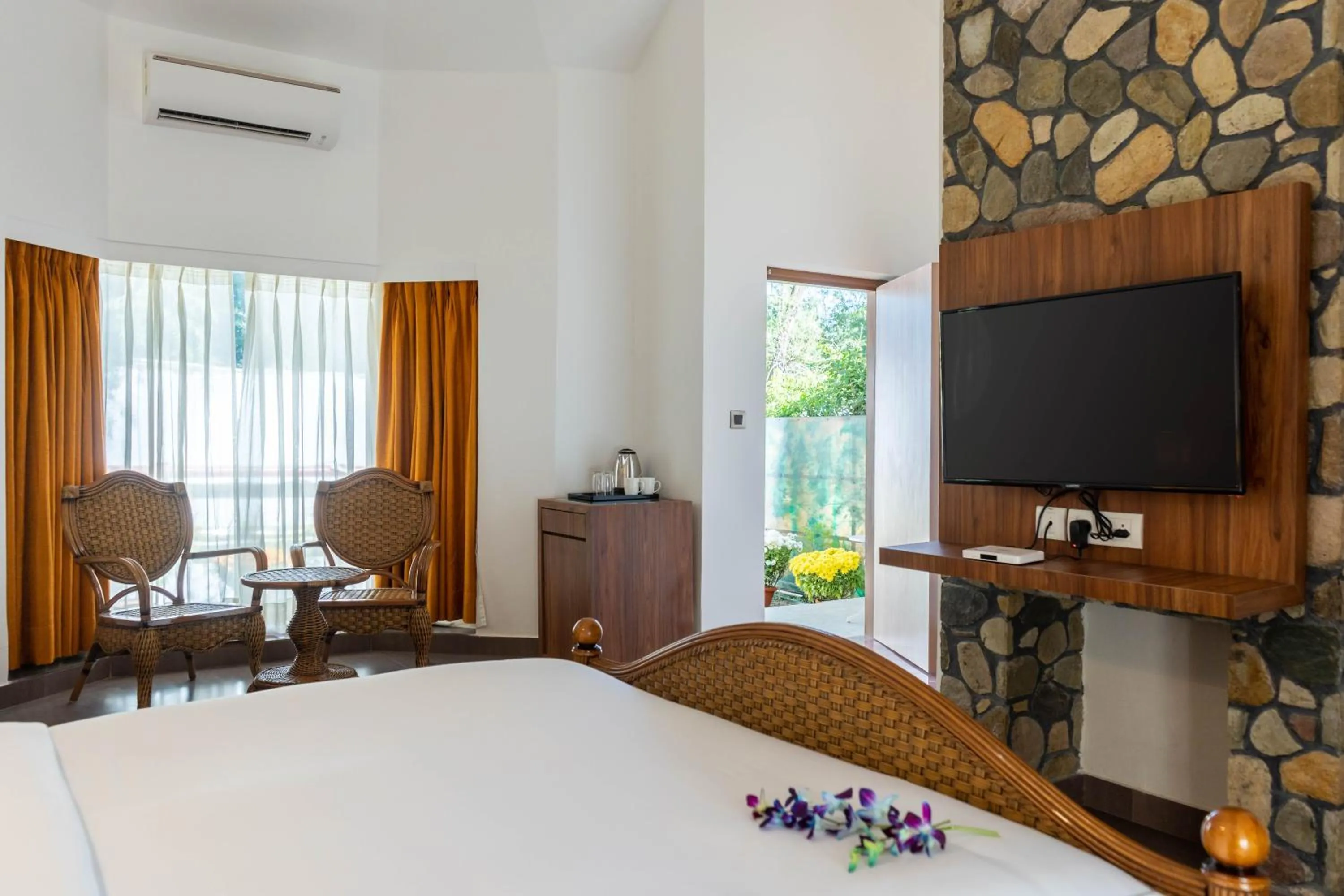 Garden view, Bed in Country Inn Tarika Riverside Resort Jim Corbett