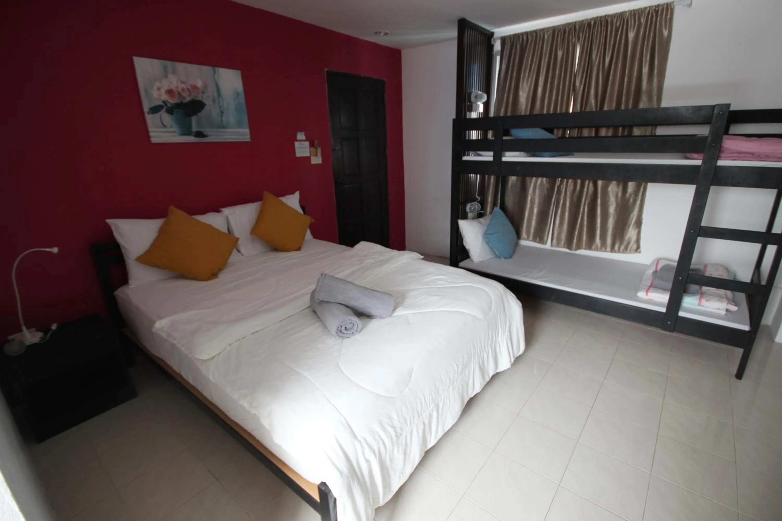 Photo of the whole room, Bed in Hua Hin Paradise Guesthouse