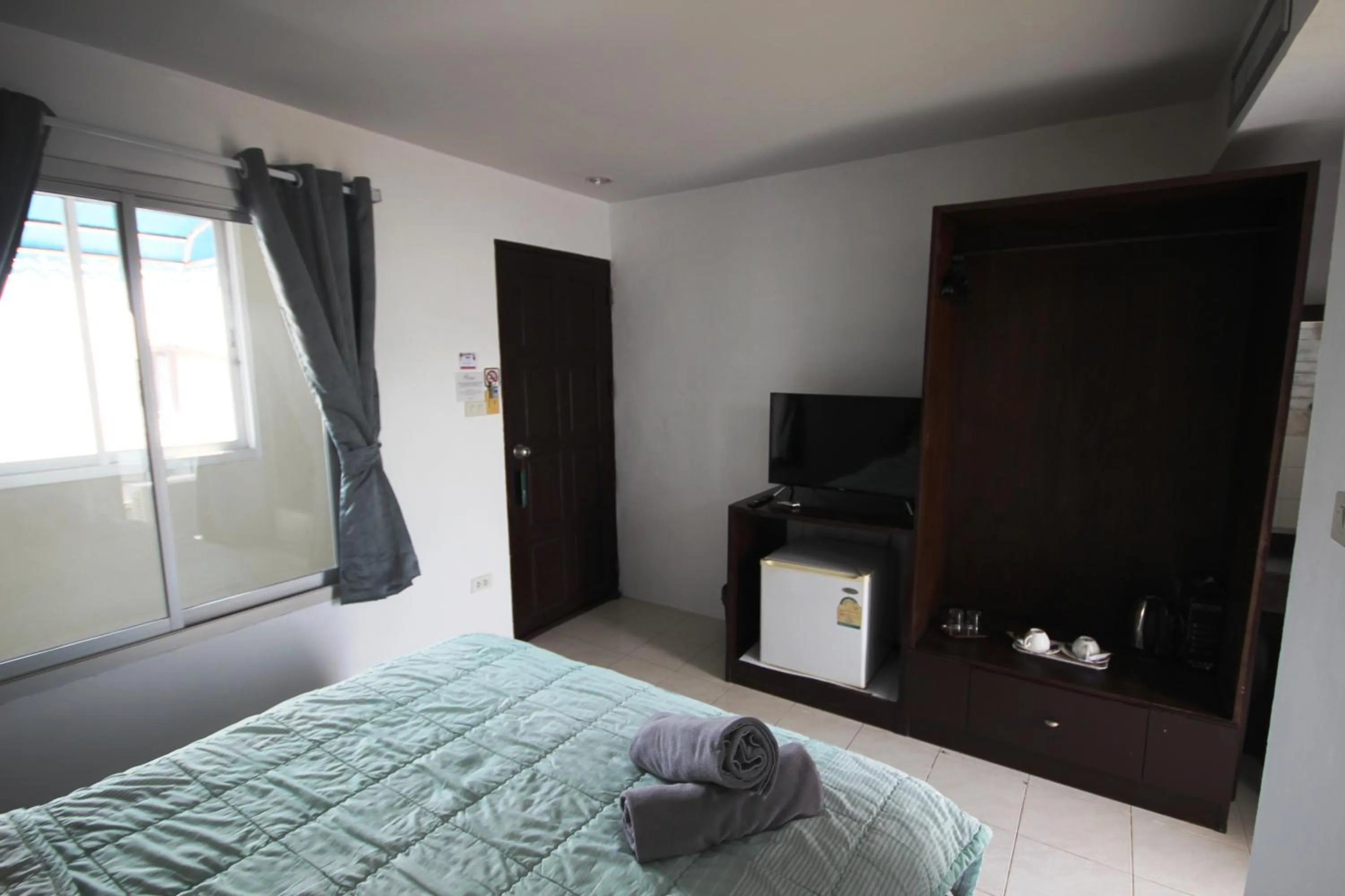 Communal lounge/ TV room, Bed in Hua Hin Paradise Guesthouse