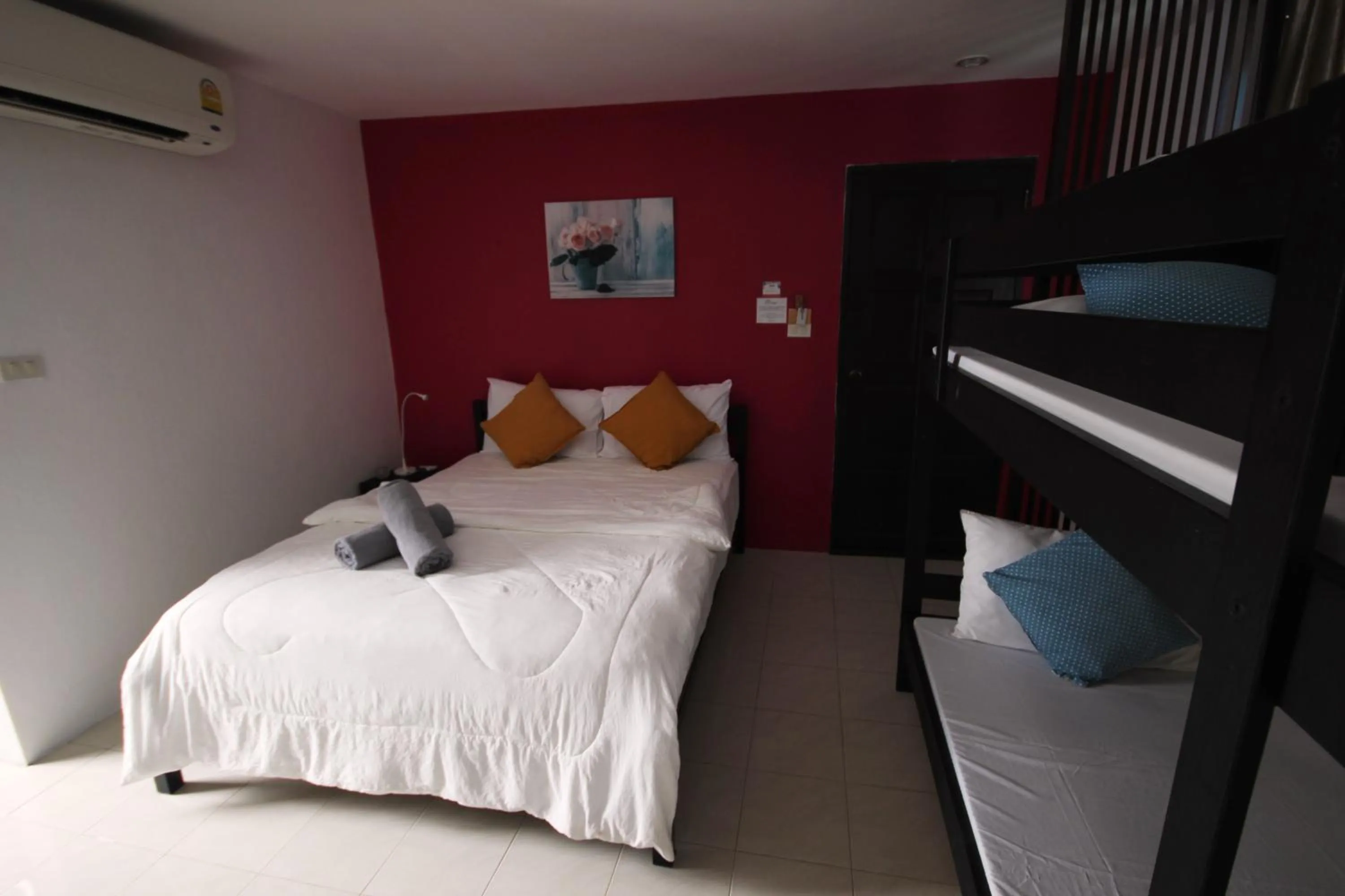 Photo of the whole room, Bed in Hua Hin Paradise Guesthouse