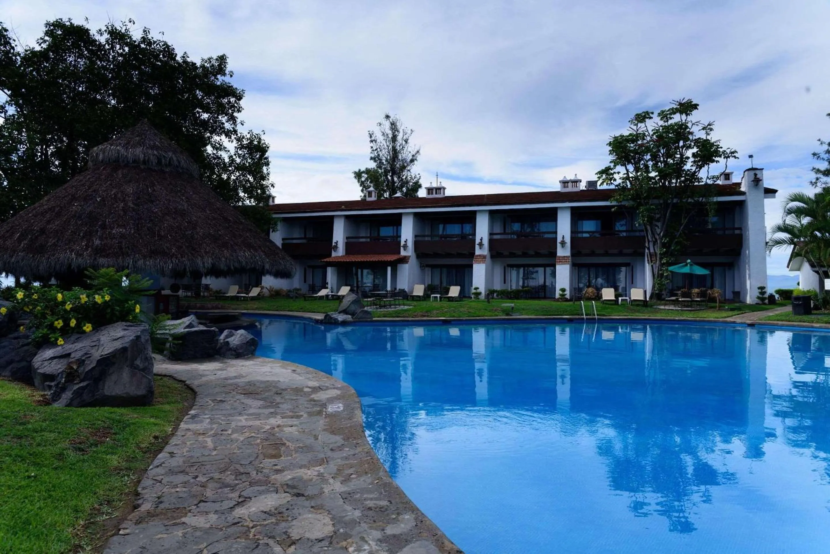 Swimming pool in Radisson Hotel Tapatio Guadalajara Aeropuerto