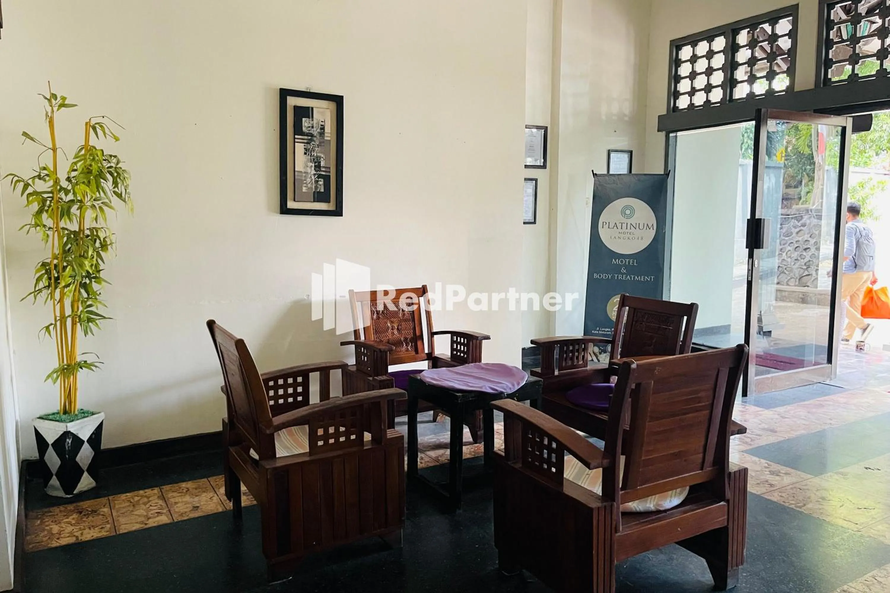 Facade/entrance in Langko 48 RedPartner