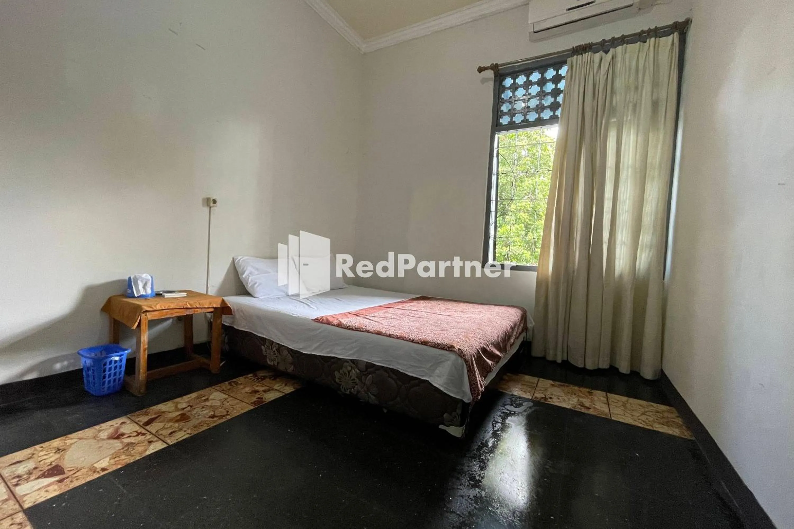 Bed in Langko 48 RedPartner