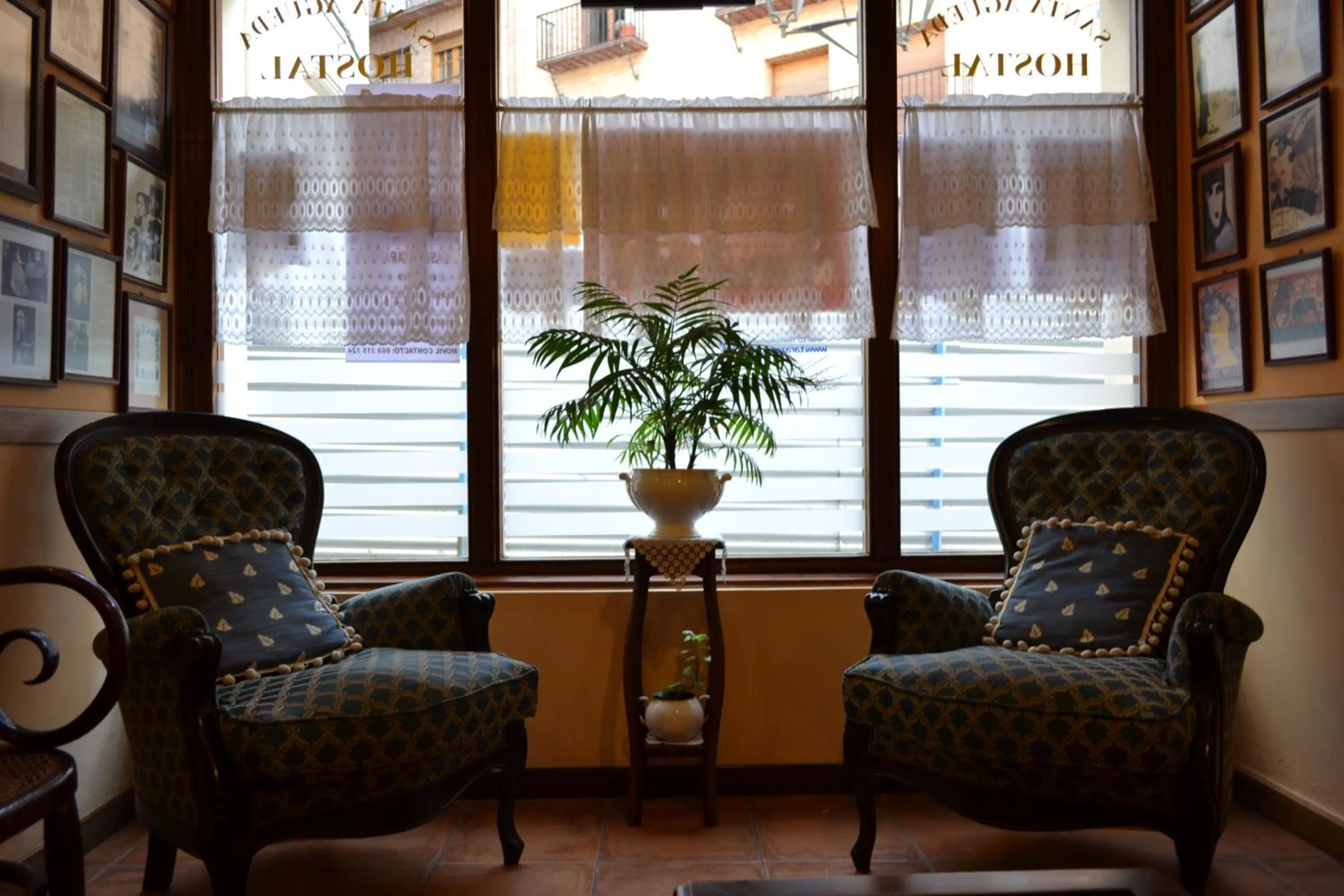 Communal lounge/ TV room in Hostal Santa Agueda