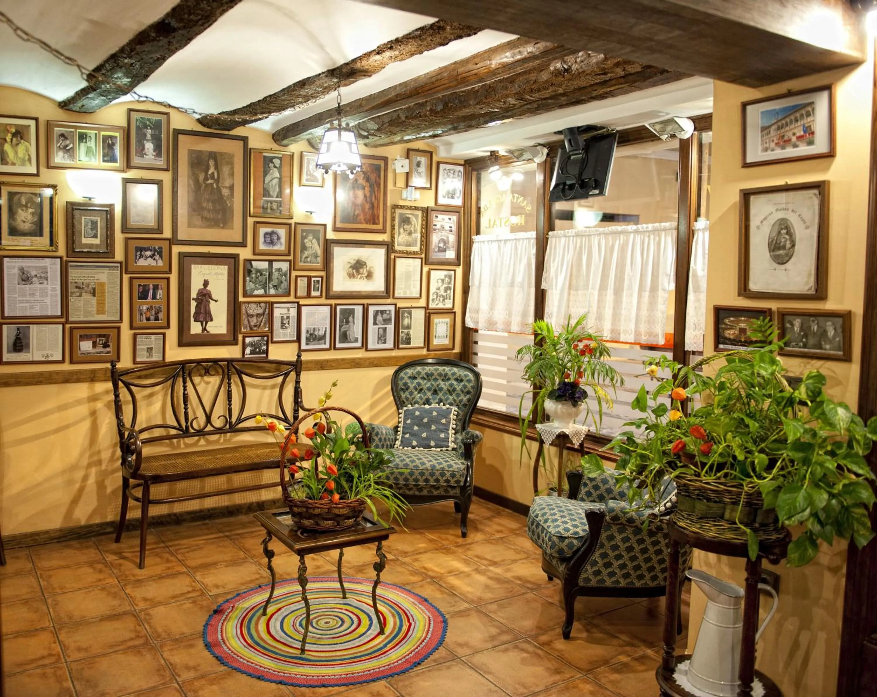 Communal lounge/ TV room in Hostal Santa Agueda