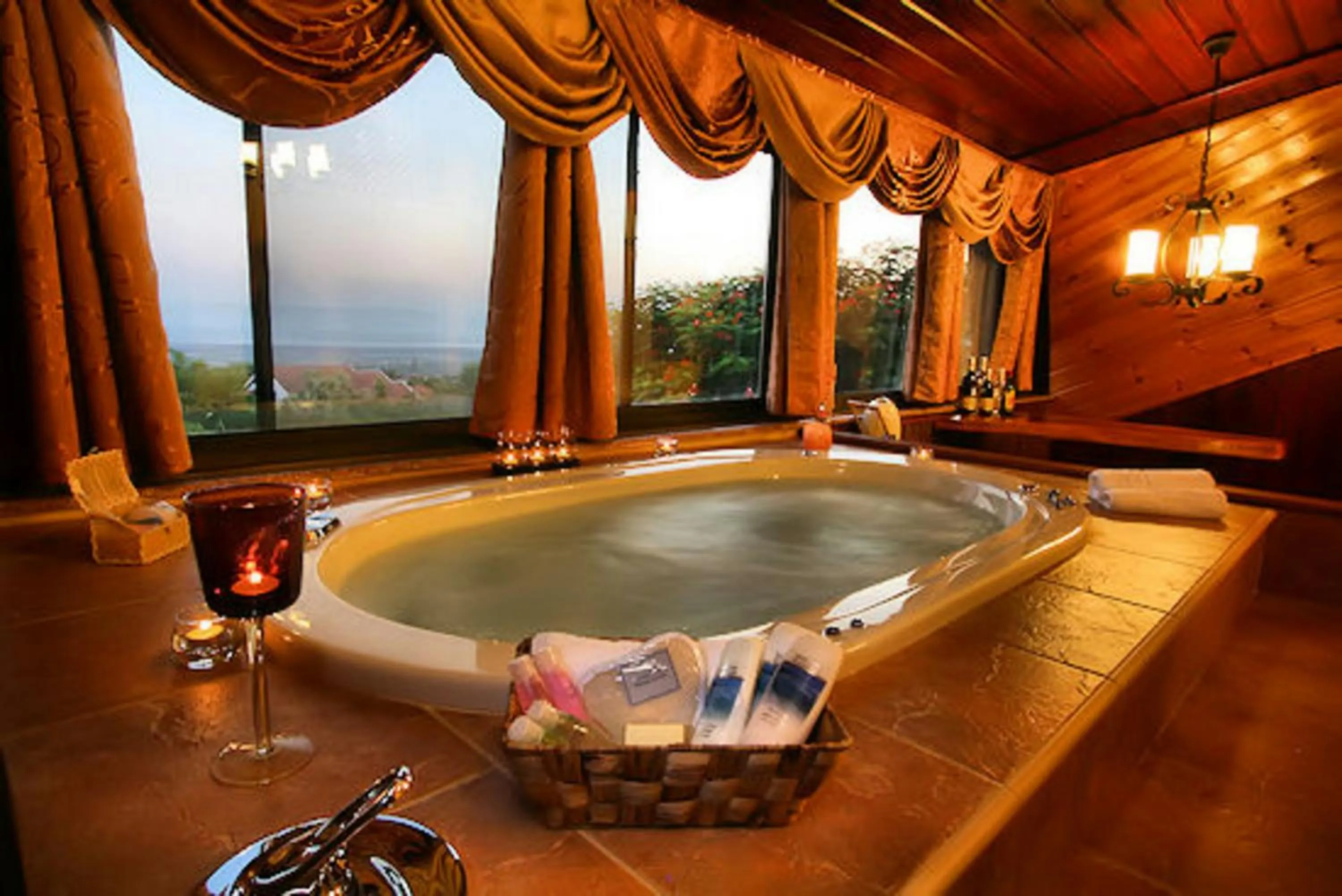 Hot Tub in The Pearl of the Golan - Pnina BaGolan