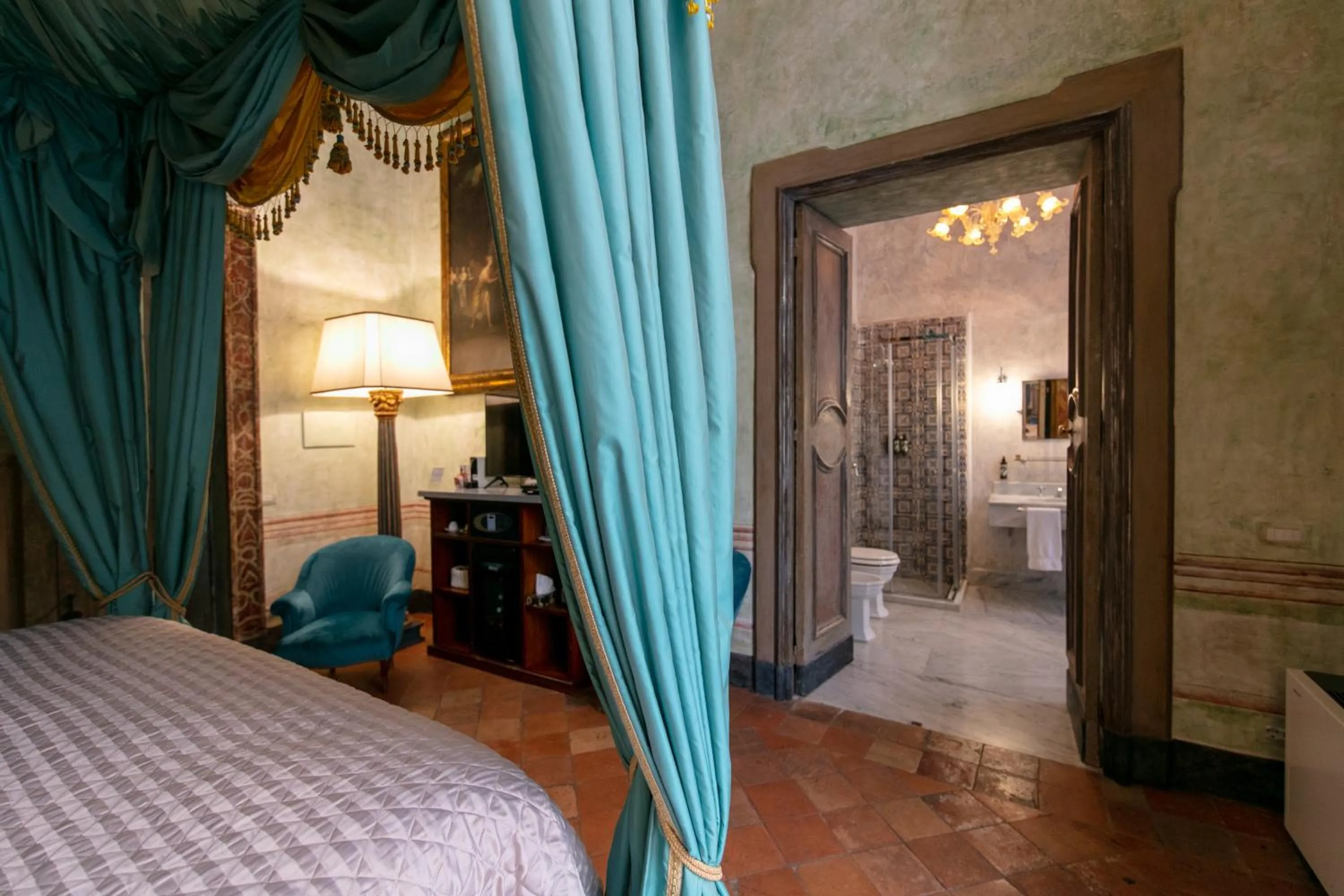 Shower, Bed in Palazzo Doria Napoli