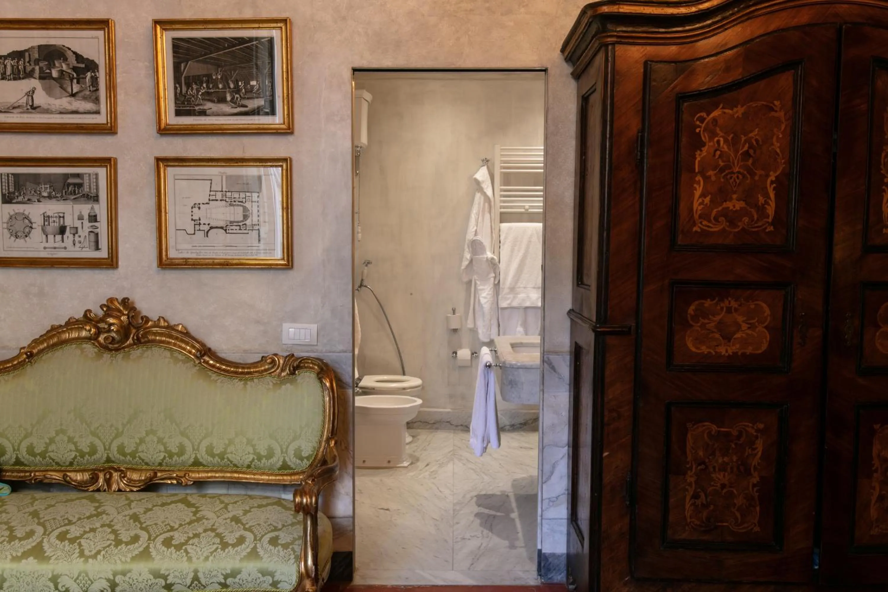 Toilet in Palazzo Doria Napoli