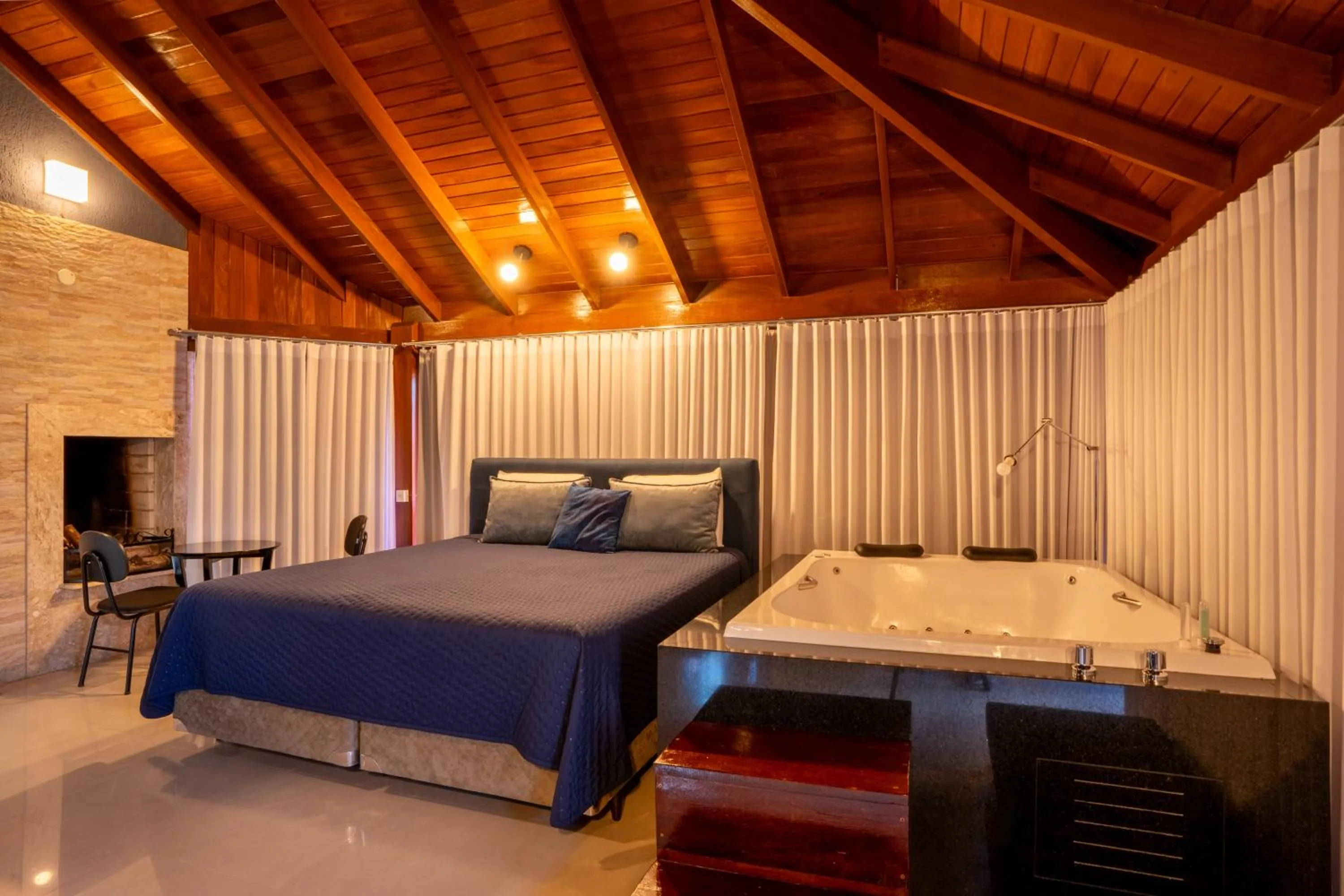 Hot Tub, Bed in FIKA Residence