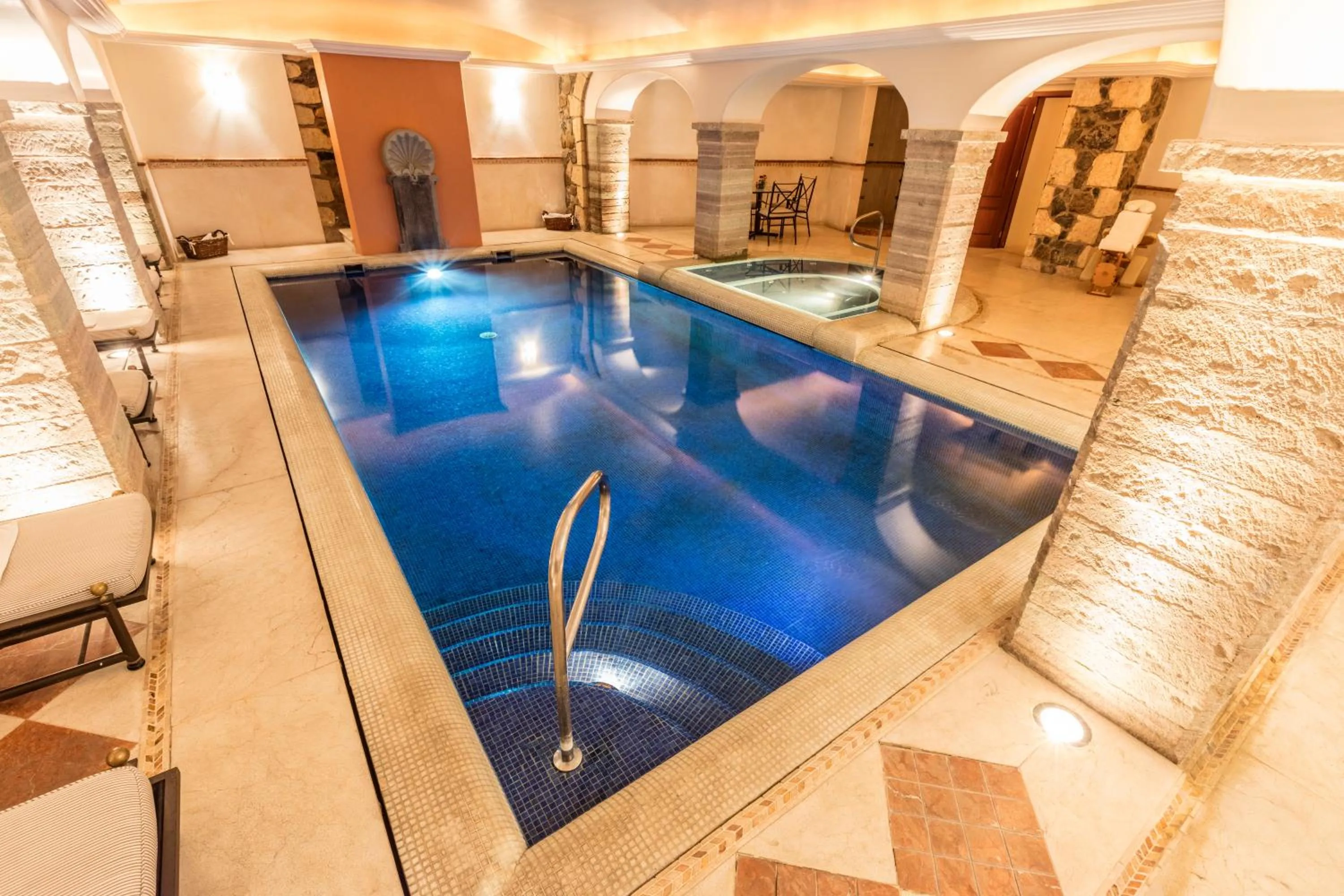 Swimming pool in Villa Maria Cristina Hotel