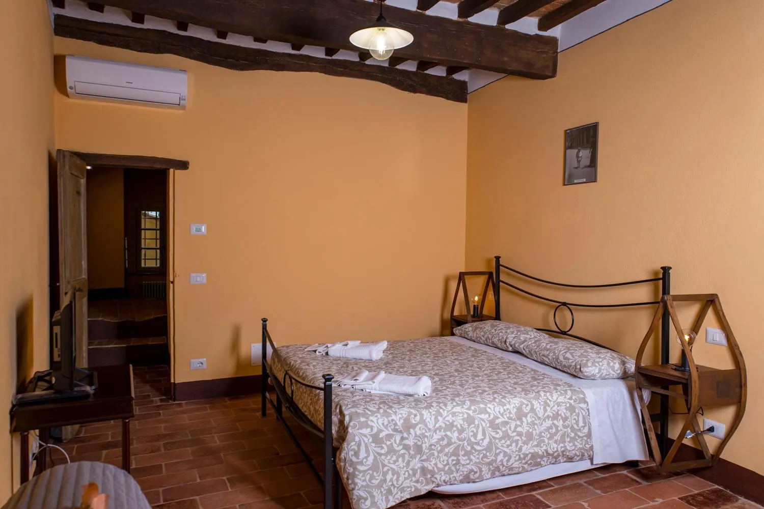 Bedroom, Bed in In Collegiata