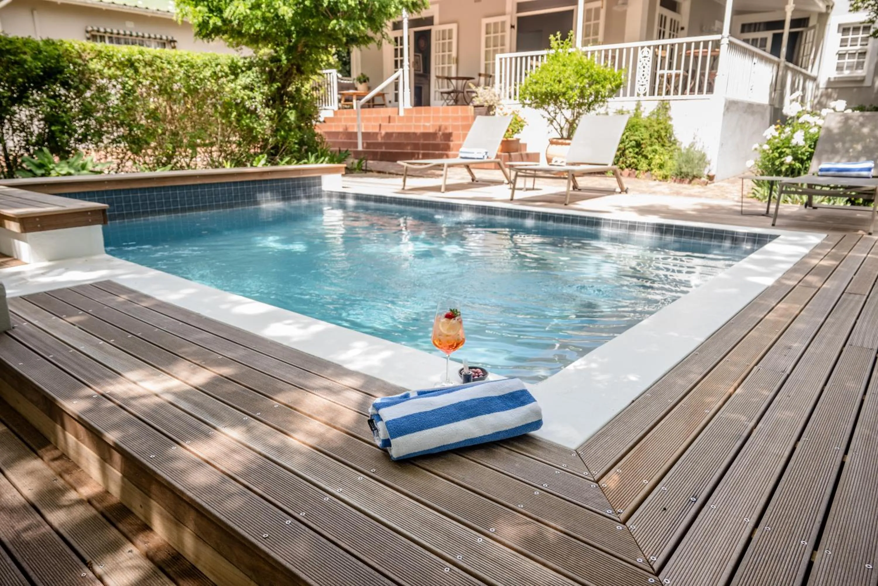 Spring in Corner House Residence