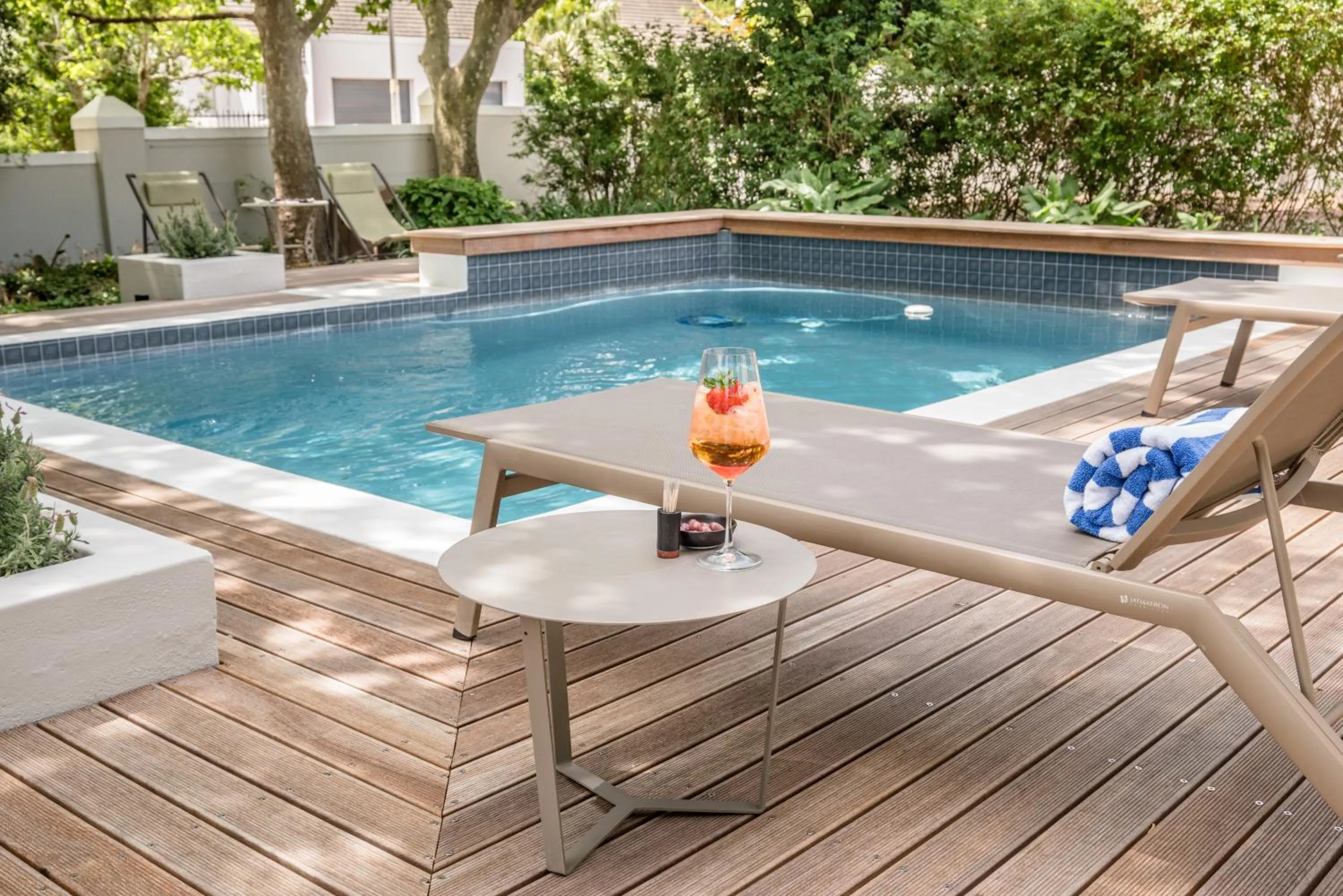 Spring in Corner House Residence