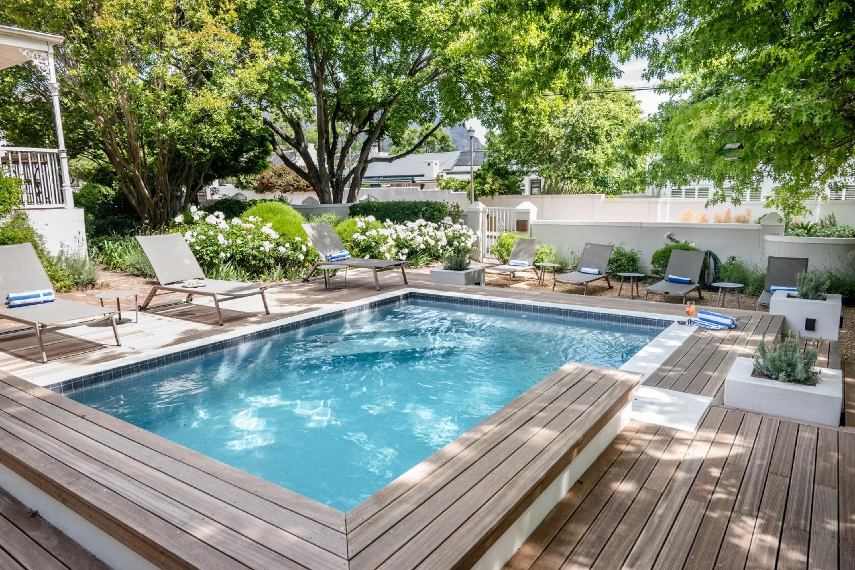 Spring in Corner House Residence