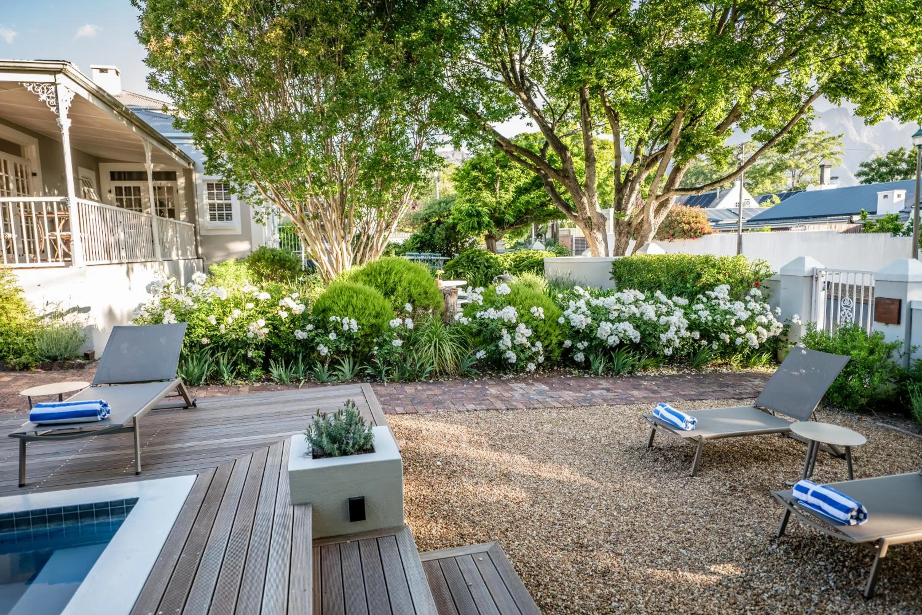 Garden in Corner House Residence