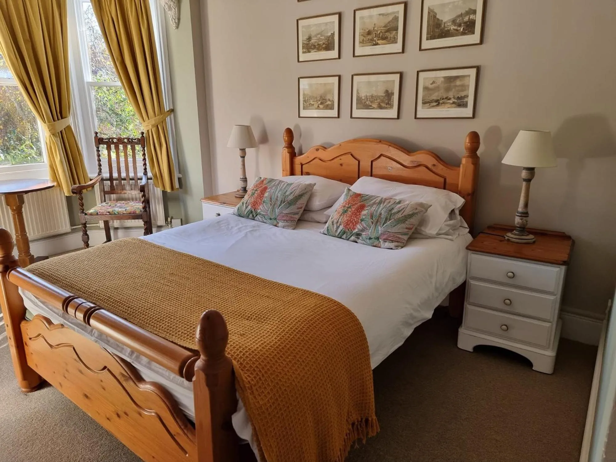 Bed in The Three Horseshoes East Worldham