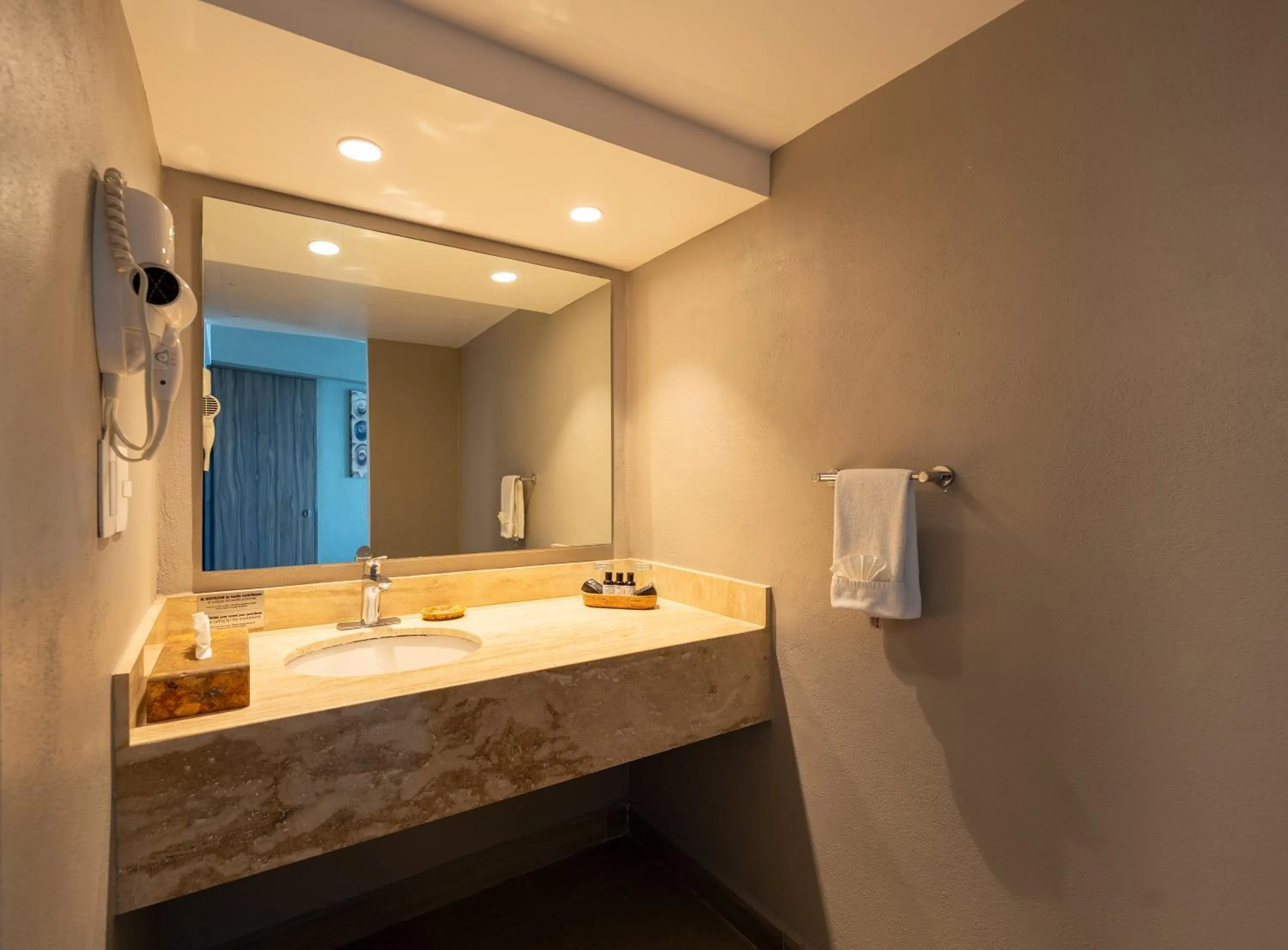 Bathroom in Hotel Amares Acapulco