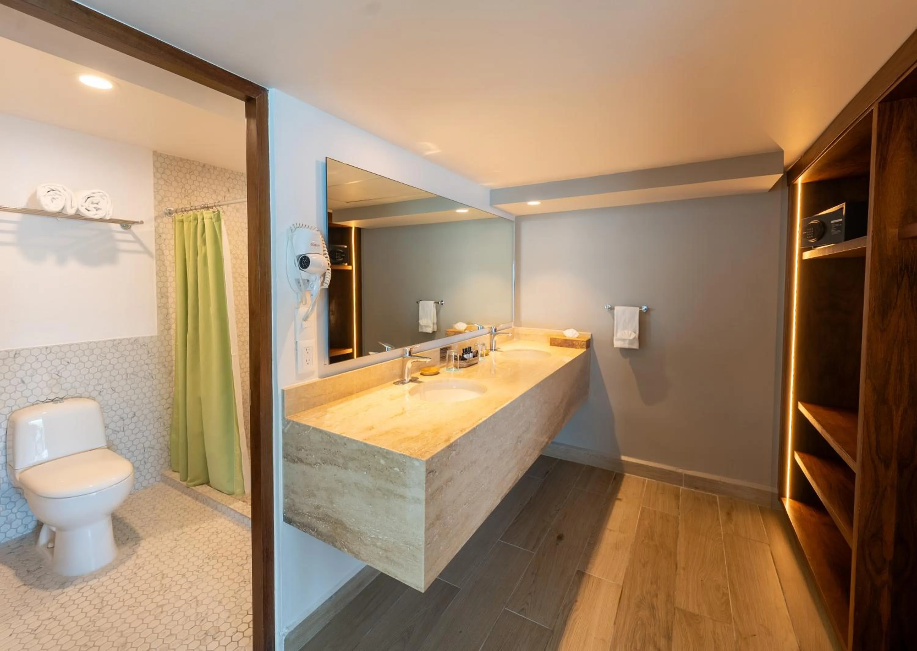 Toilet in Hotel Amares Acapulco