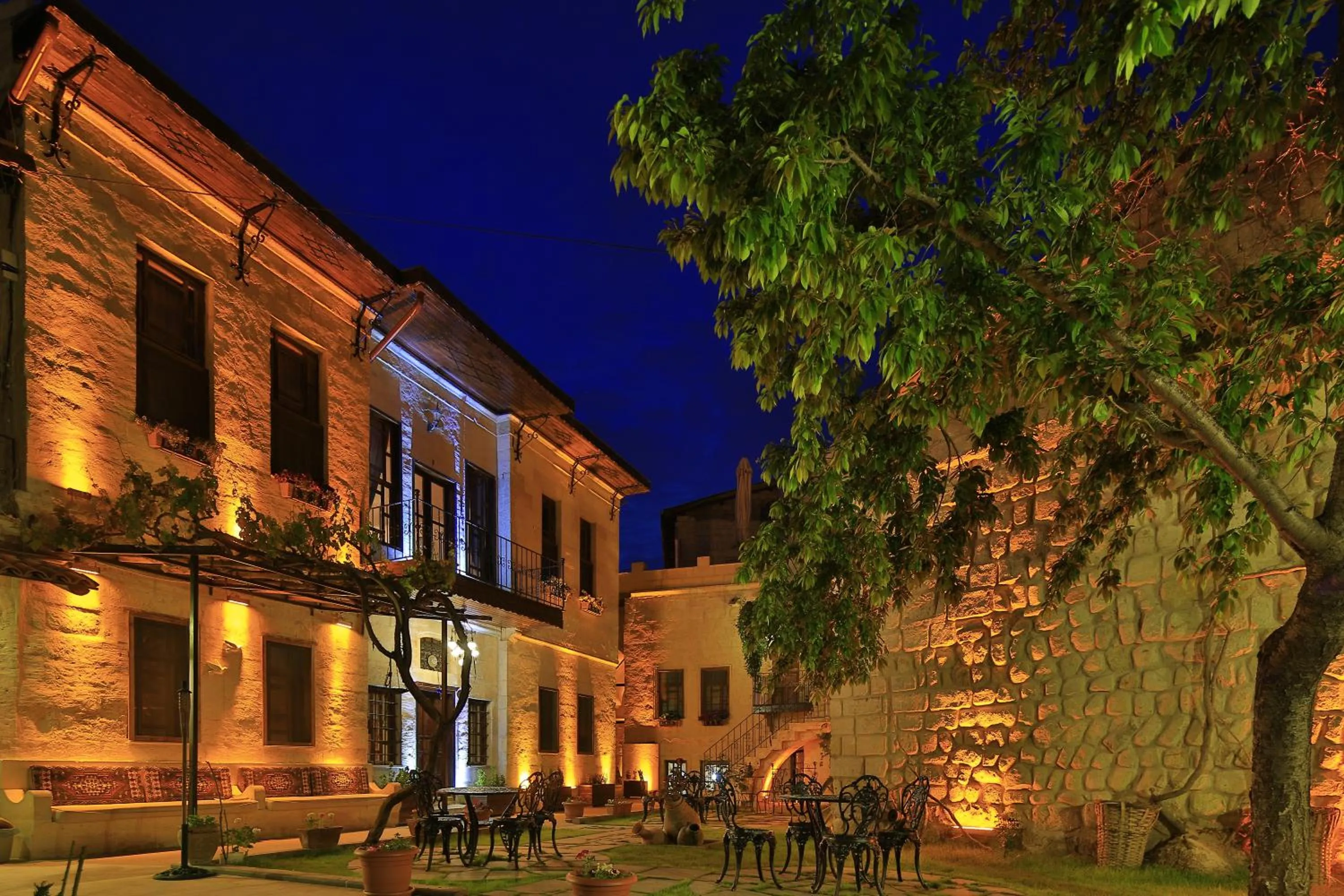 Garden in Heaven Cave House - Razziya Evi