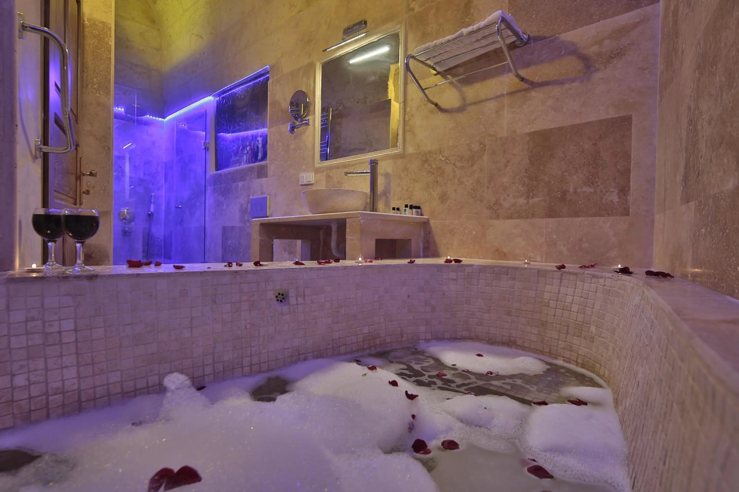 Bathroom in Heaven Cave House - Razziya Evi