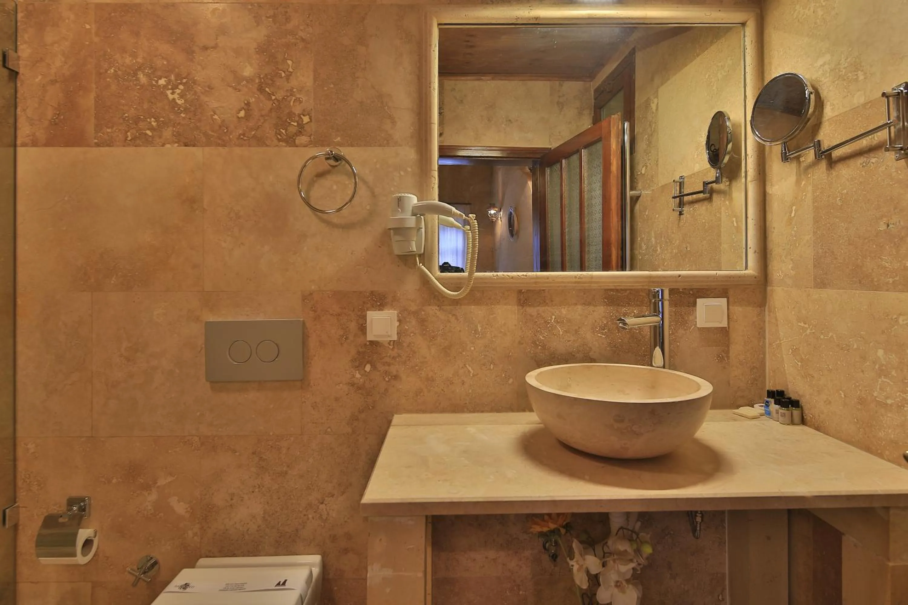 Bathroom in Heaven Cave House - Razziya Evi