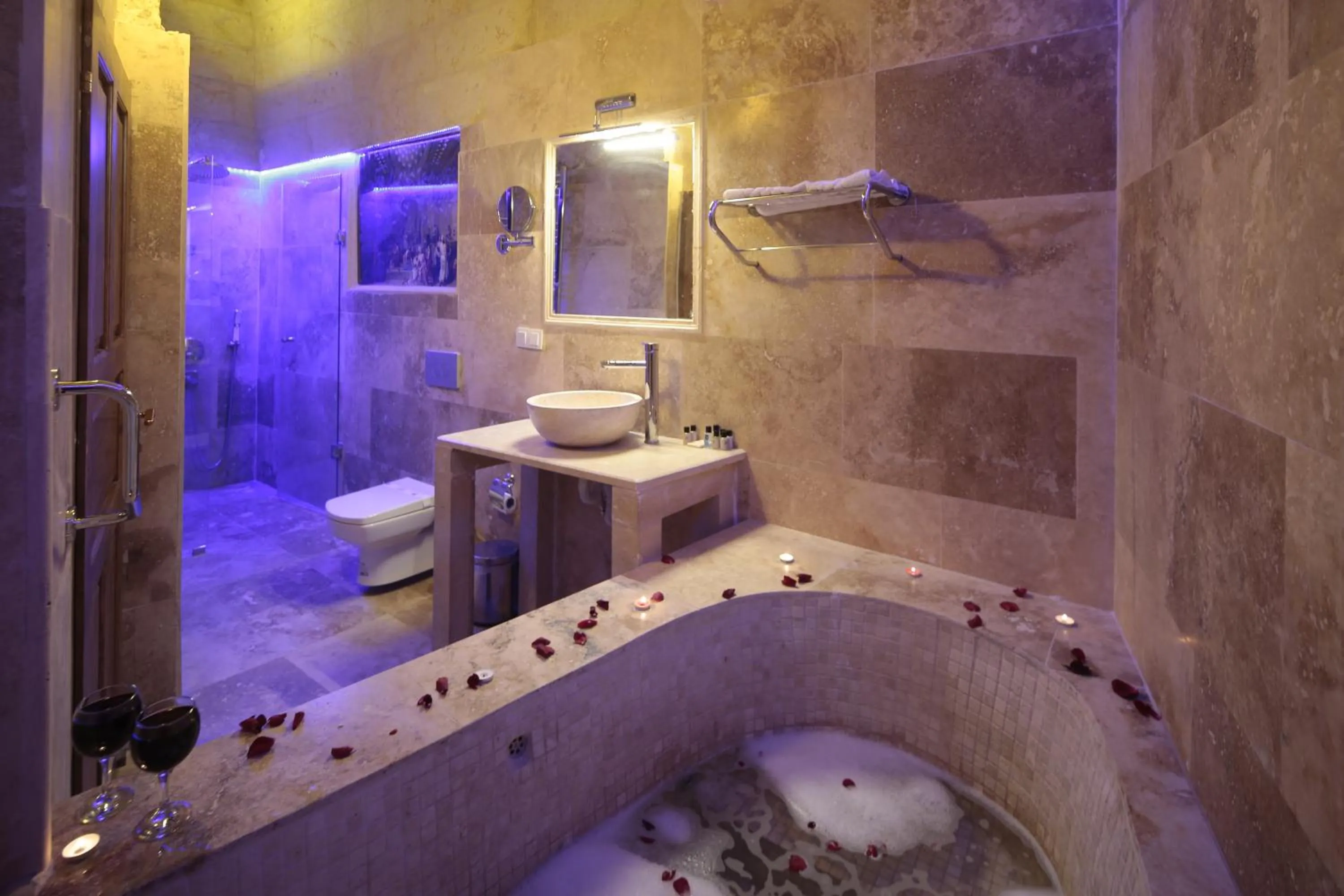 Bathroom in Heaven Cave House - Razziya Evi