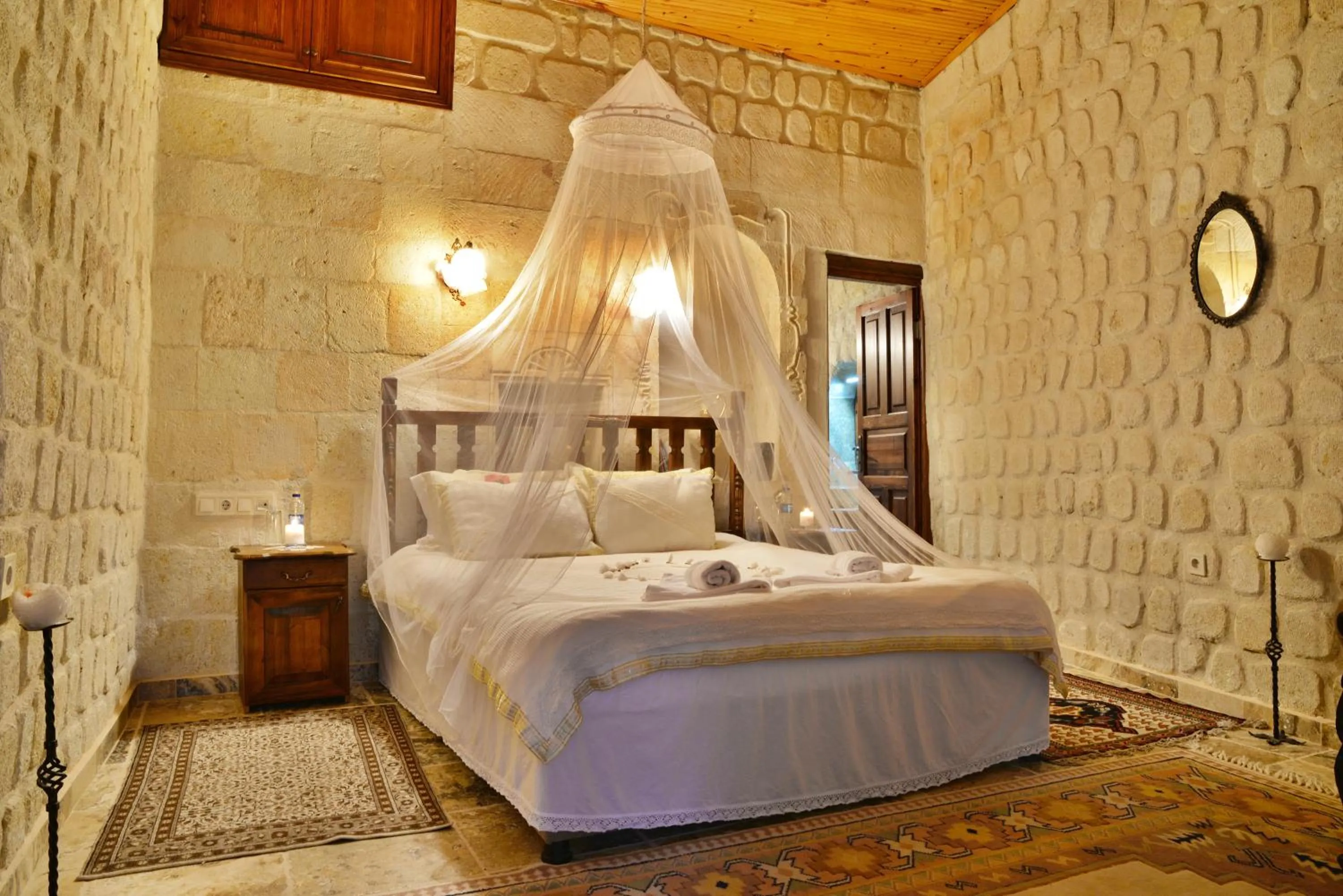 Bed in Heaven Cave House - Razziya Evi